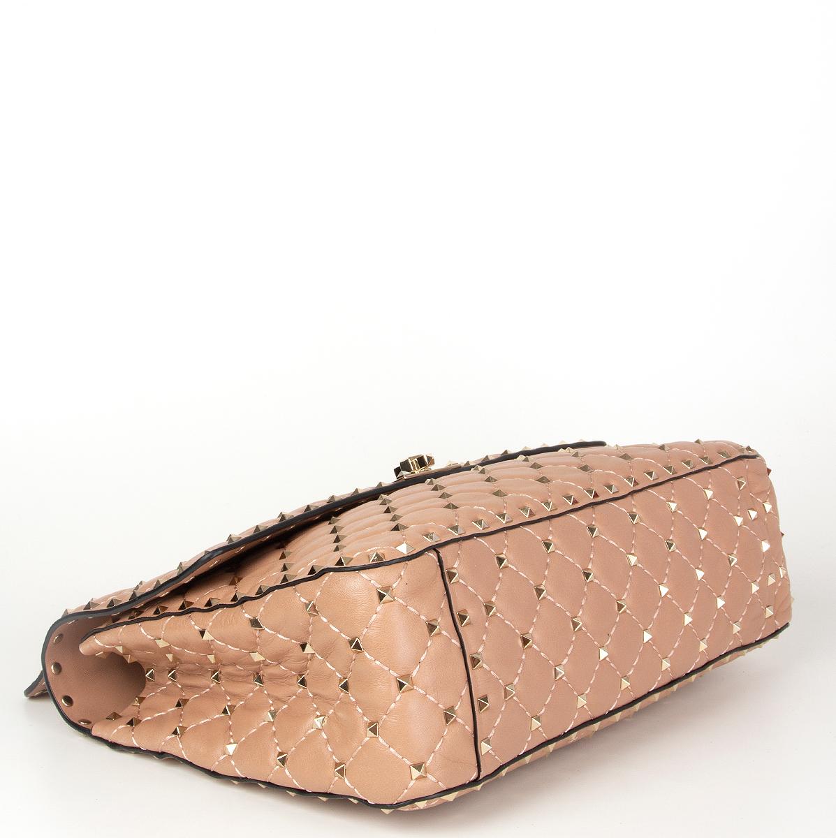VALENTINO tan brown quilted leather ROCKSTUD SPIKE MEDIUM Shoulder Bag In Excellent Condition In Zürich, CH