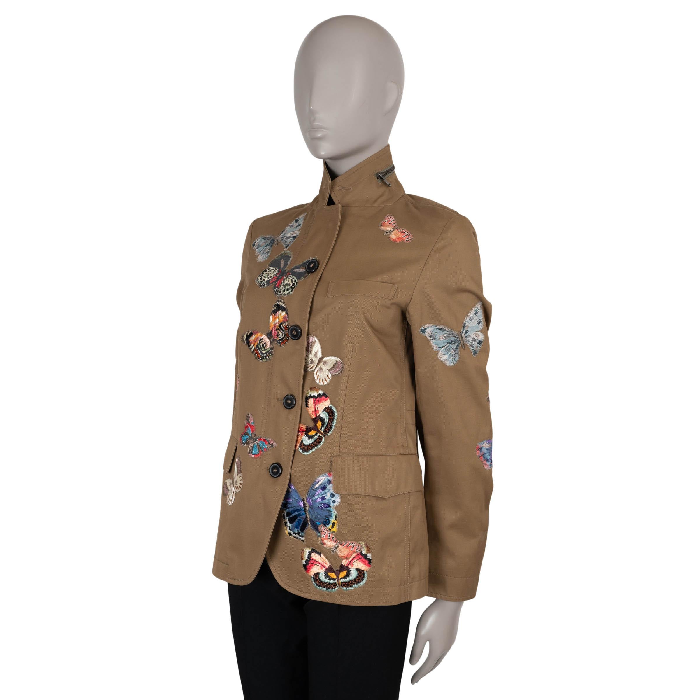 Questa giacca utilitaria di Valentino in cotone marrone (100%), autentica al 100%, è un mix sorprendente di praticità e dettagli romantici. Ornato da farfalle ricamate multicolore, presenta un colletto strutturato con cerniera decorativa per un
