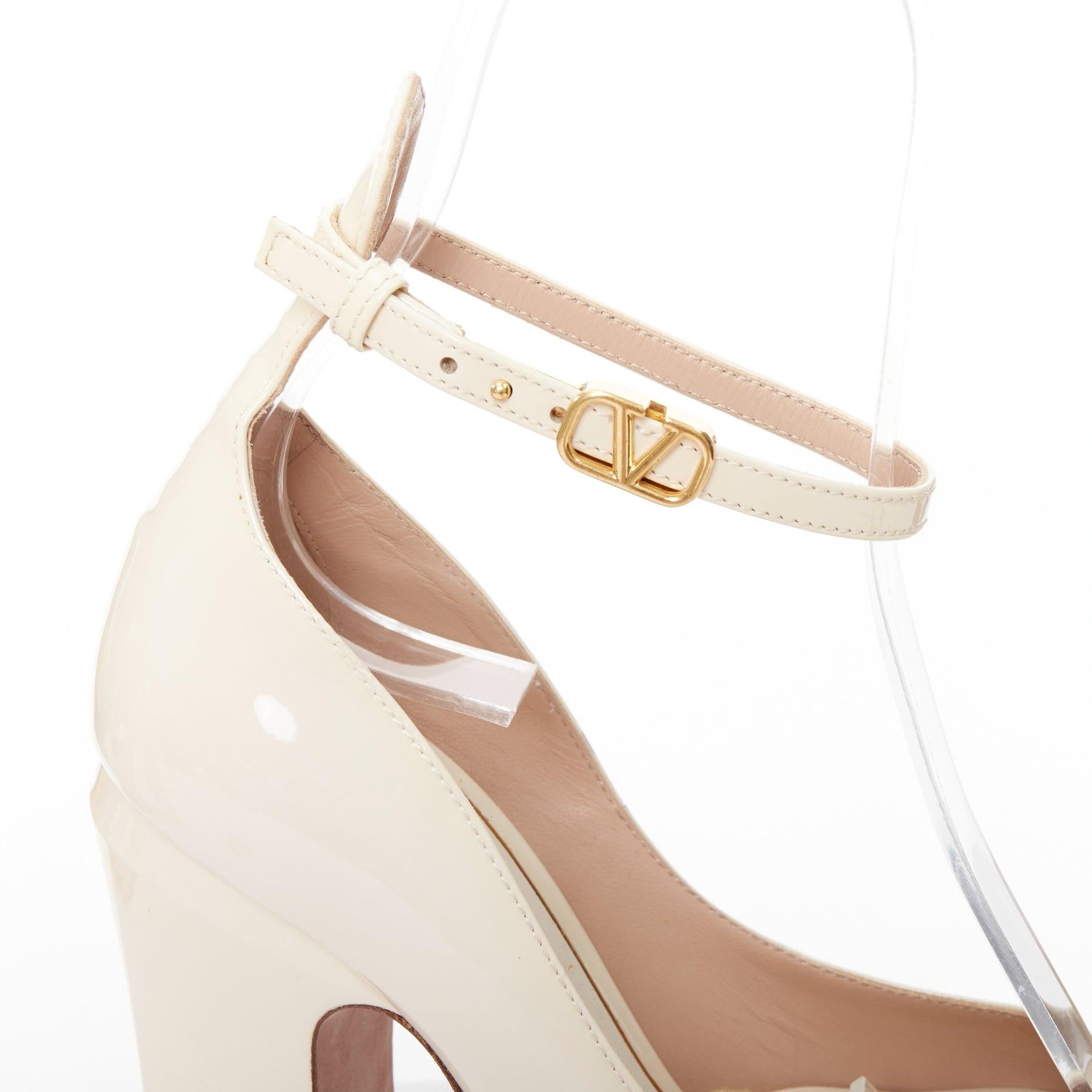 Valentino Tan-Go in vernice color crema con cinturino a V e piattaforma EU35 in vendita 2