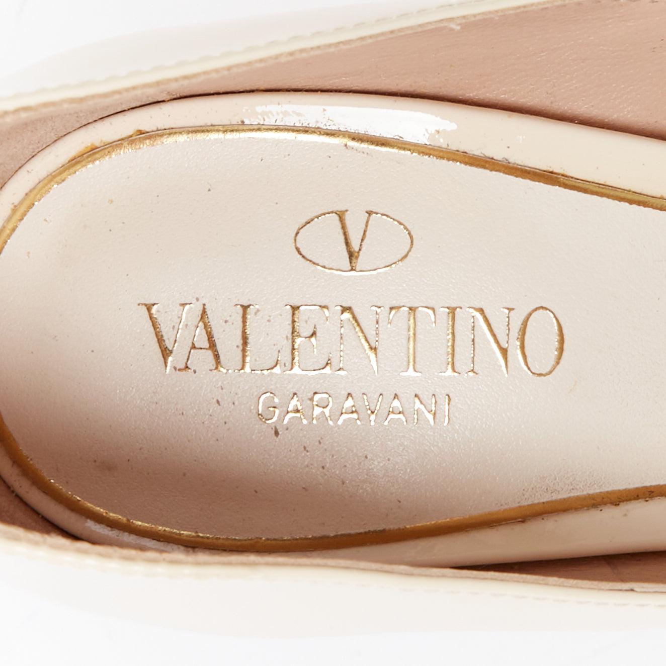 Valentino Tan-Go in vernice color crema con cinturino a V e piattaforma EU35 in vendita 4