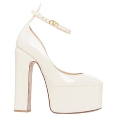 Valentino Tan-Go in vernice color crema con cinturino a V e piattaforma EU35