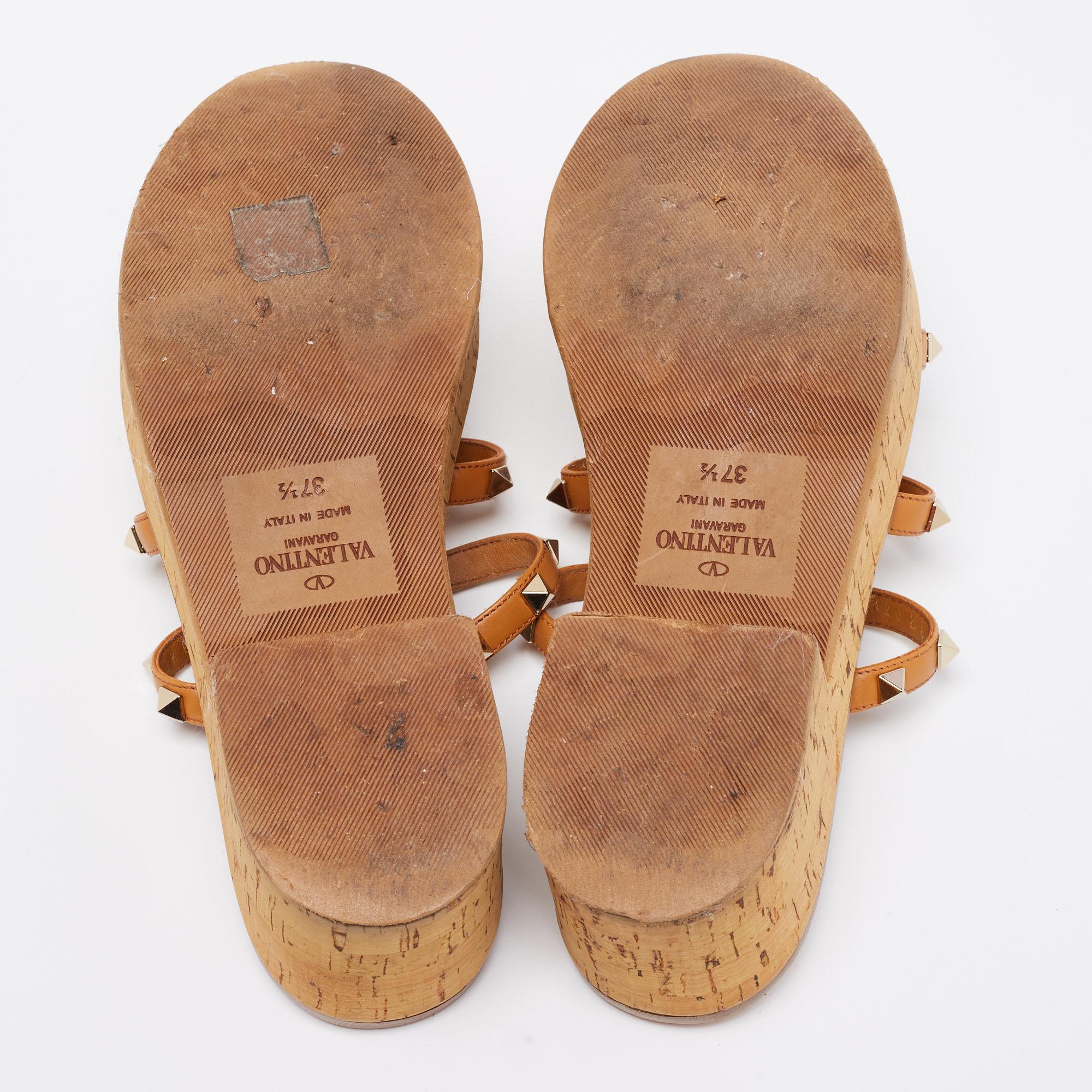 Valentino Tan Leather Rockstud Cork Platform Slide Sandals Size 37.5 In Good Condition In Dubai, Al Qouz 2