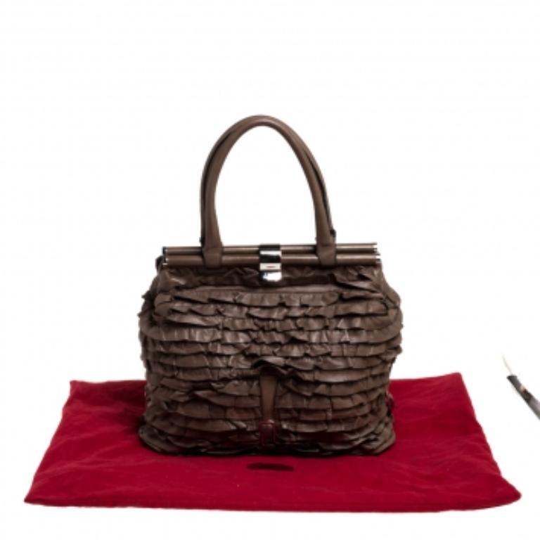 Valentino Taupe Leather Allure Ruffled Frame Bag In Fair Condition For Sale In Dubai, Al Qouz 2