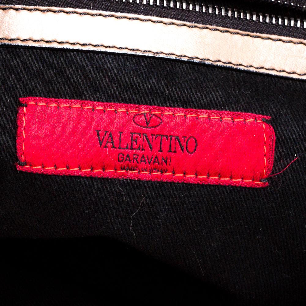 Valentino - Sac en cuir taupe avec cadre à volants - Allure Bon état - En vente à Dubai, Al Qouz 2