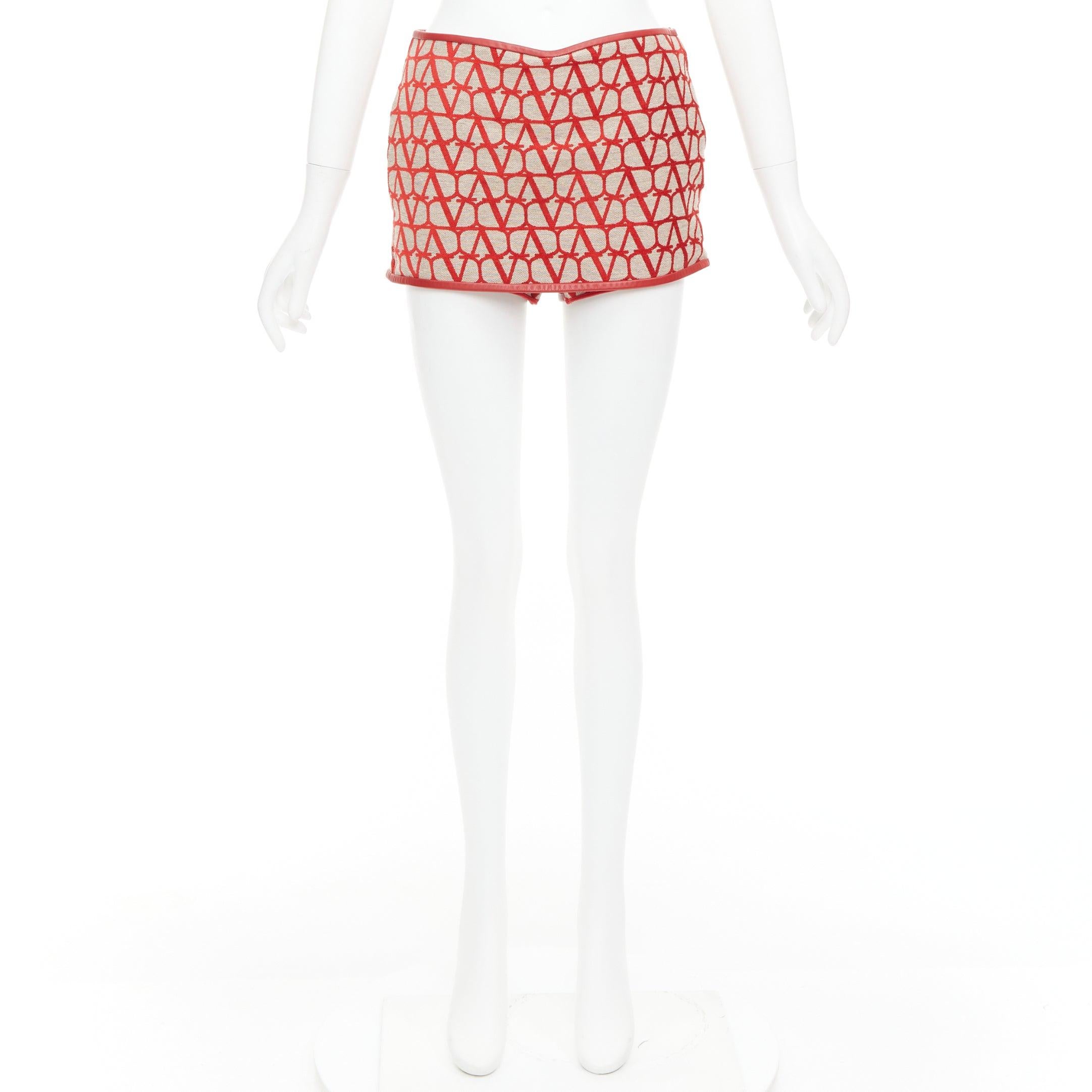 VALENTINO Toile Iconographe rouge beige logo garniture cuir mini jupe IT38 XS en vente 5