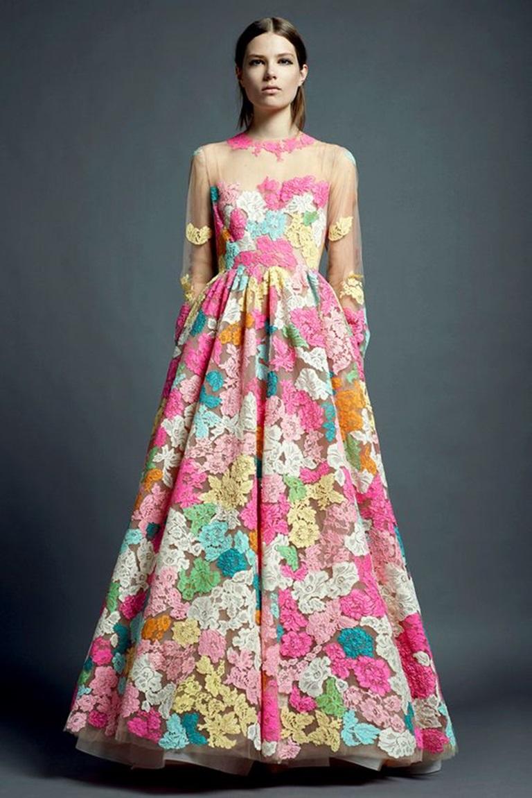Valentino - (Made in Italy) Abito trasparente a maniche lunghe interamente ricamato con fiori di pizzo multicolore. Taglia 40IT indicata, veste una 36FR. Collezione Collection'S 2013.

Informazioni aggiuntive:
Condizioni: Ottime