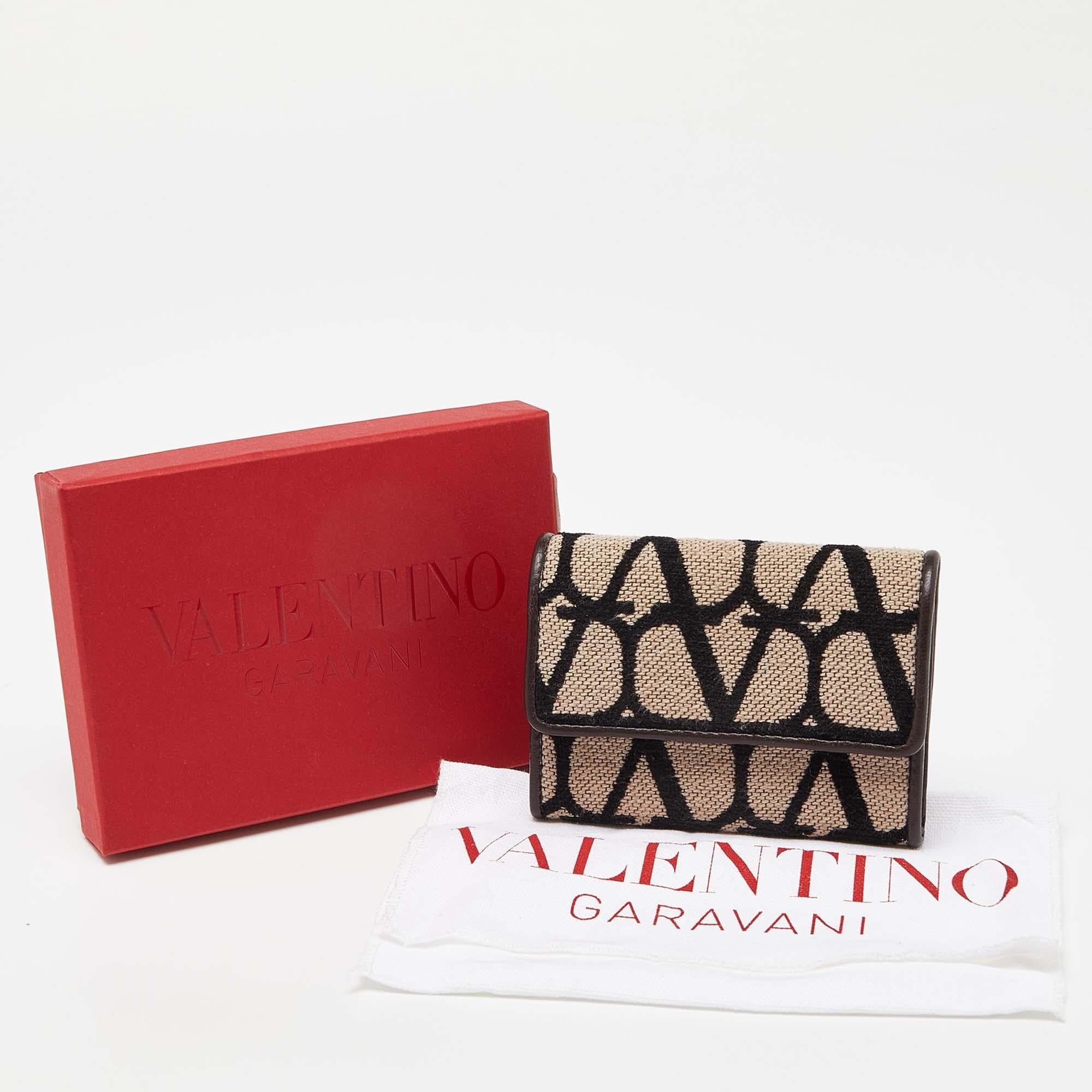 Valentino Dreifarbiges, kompaktes Portemonnaie aus Stoff und Leder Vlogo im Angebot 8