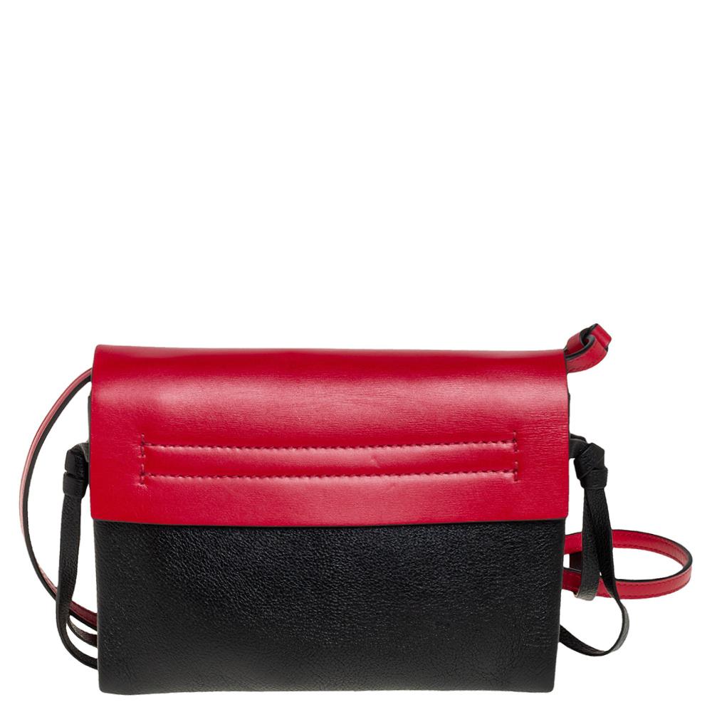 Now here's a bag that is both stylish and functional! Valentino brings us this gorgeous VRing shoulder bag that has been crafted from leather. It has the brand's VLogo on the front flap and an interior capable of carrying your essentials. The piece