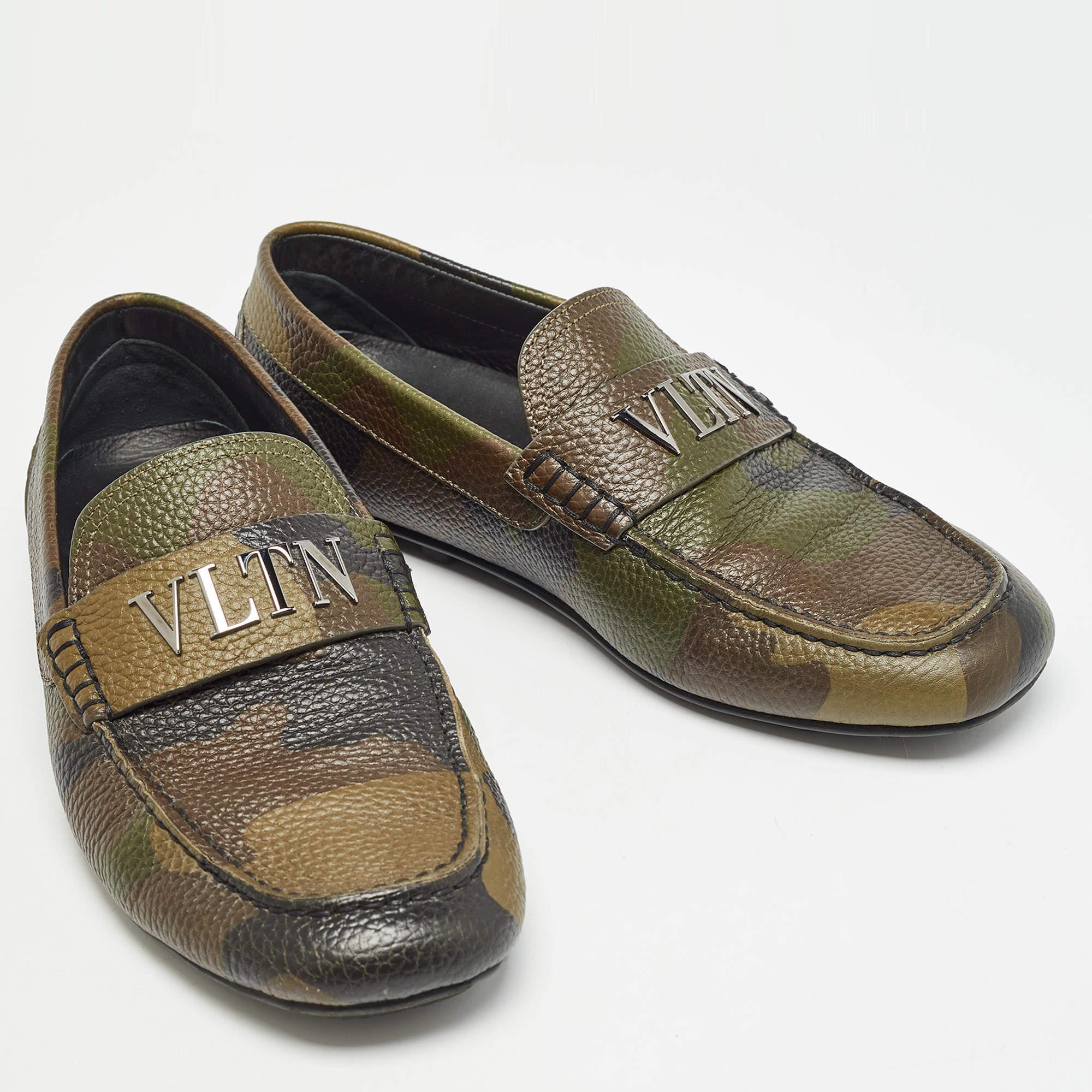 Valentino Tricolor Camouflage Print Leather VLTN Loafers Size 41 In Good Condition For Sale In Dubai, Al Qouz 2