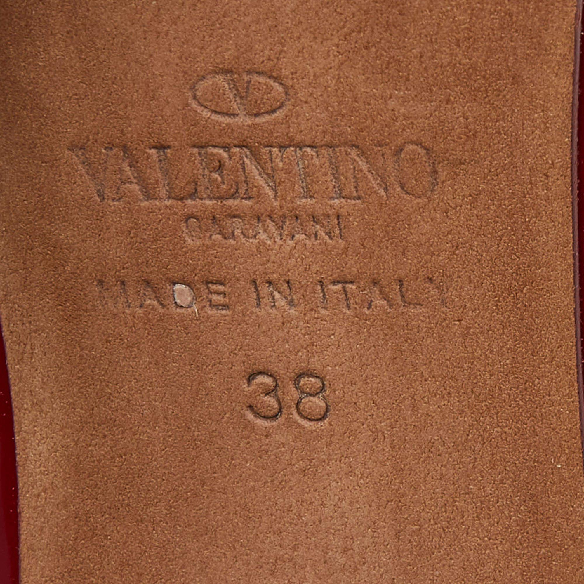 Escarpins Valentino à bout pointu festonnés en cuir verni tricolore, taille 38 Pour femmes en vente