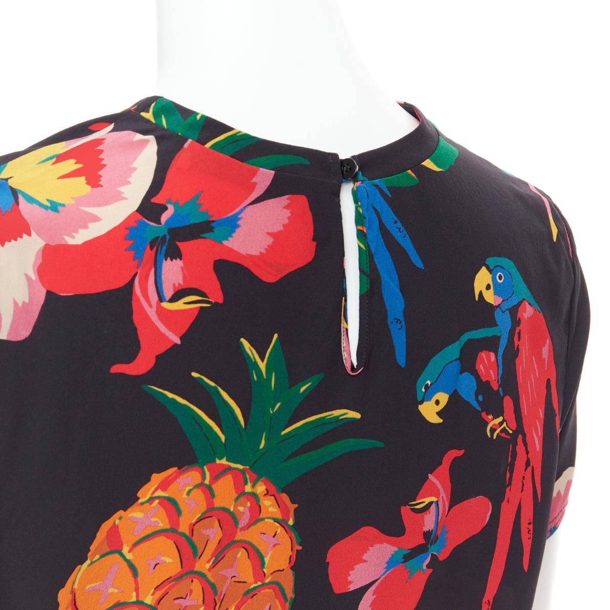 VALENTINO Tropical Couture 100% silk black parrot floral print crew top M
Reference: GEGG/A00128
Brand: Valentino
Designer: Pier Paolo Piccioli
Collection: Tropical Couture
Material: Silk
Color: Black, Multicolour
Pattern: Floral
Closure: Keyhole