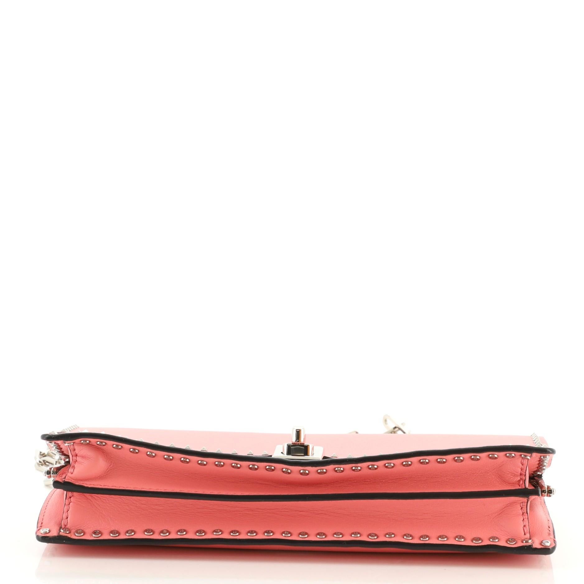 Valentino Turnlock Kette Umhängetasche aus Leder mit Micro Rockstuds Ost-West im Zustand „Gut“ in NY, NY