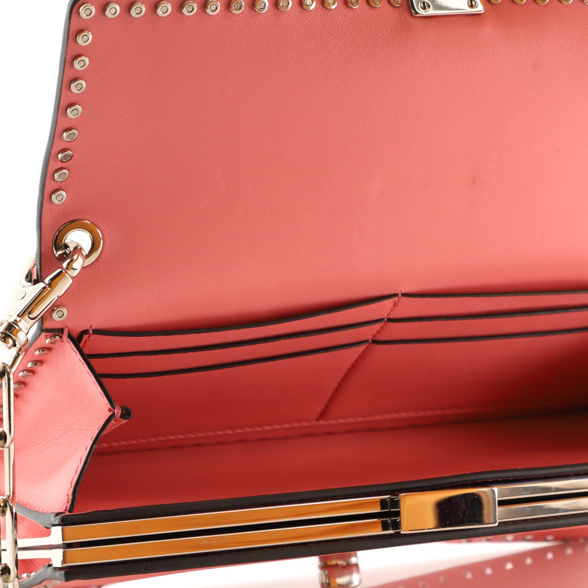 Valentino Turnlock Kette Umhängetasche aus Leder mit Micro Rockstuds Ost-West für Damen oder Herren