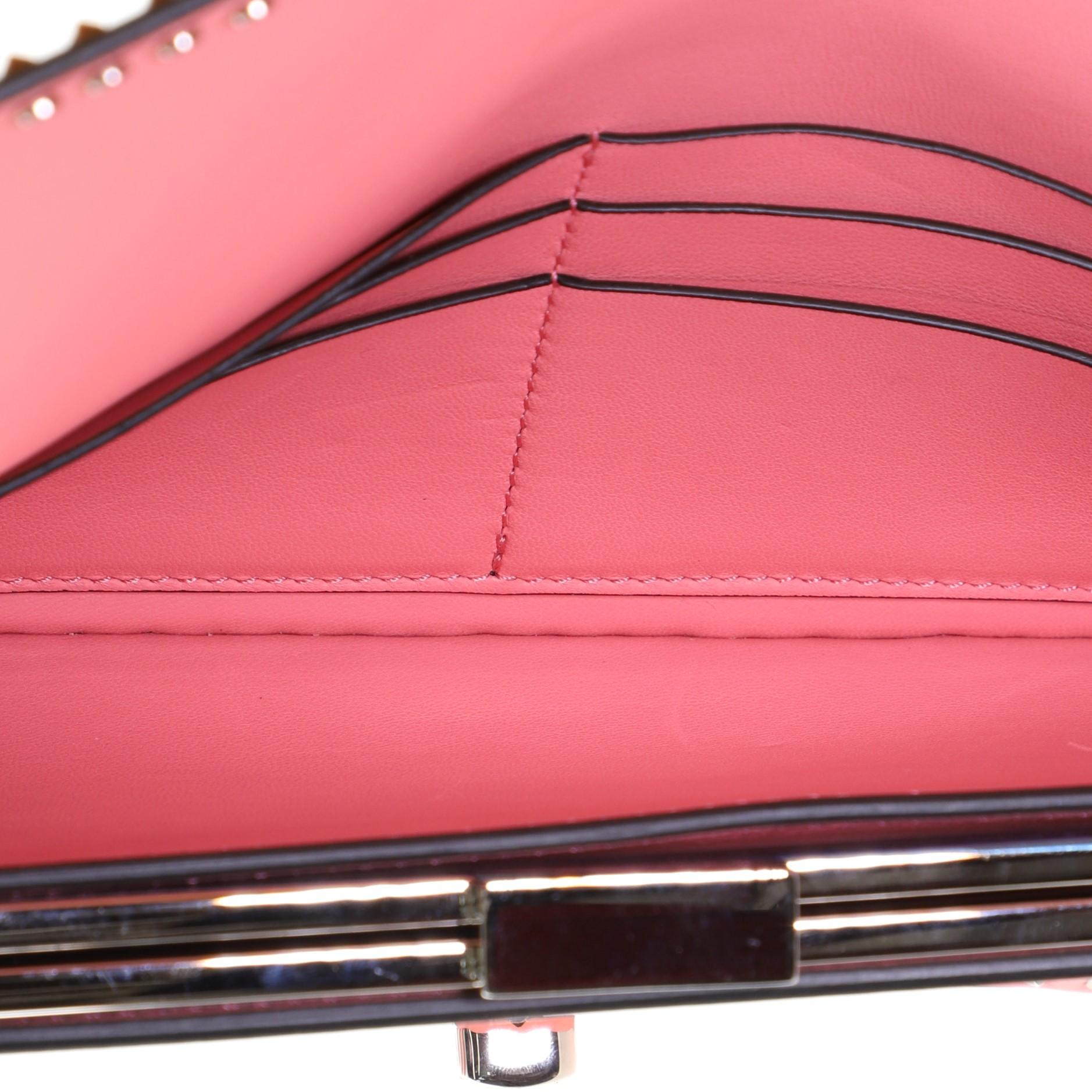 Valentino Turnlock Kette Umhängetasche aus Leder mit Micro Rockstuds Ost-West 1