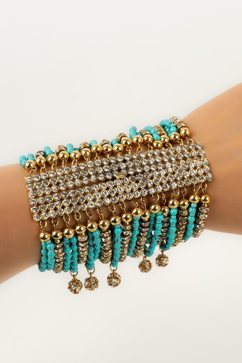 Valentino - Bracelet in gold-plated metal, ring of rhinestones and blue pearls. Unsigned jewelry from a défilé.

Additional information:
Condition: Very good condition
Dimensions: Length: 18 cm

Seller Reference: BRA184