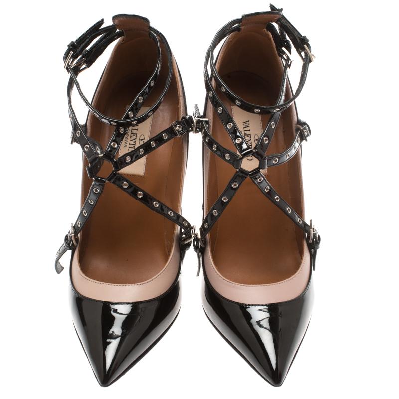 Exuding smart look and a chic style, these Valentino Love Latch sandals are a worthy closet investment. They are made of black patent leather and beige leather trims and are adorned with crisscross straps featuring silver-tone eyelets. Complete with