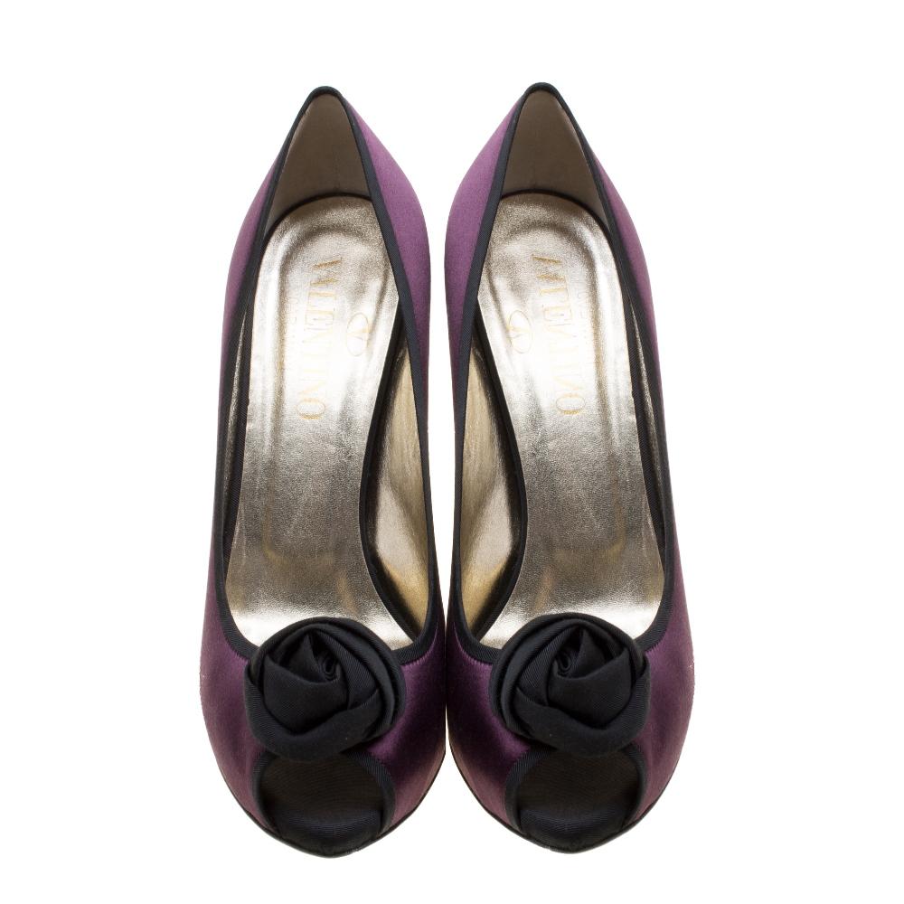 Designed to perfection, these pumps are from the renowned luxury house of Valentino. Crafted with satin, these pumps are a timeless classic. Make heads turn as you walk in this pair of extraordinary purple pumps accented with a rose motif on the