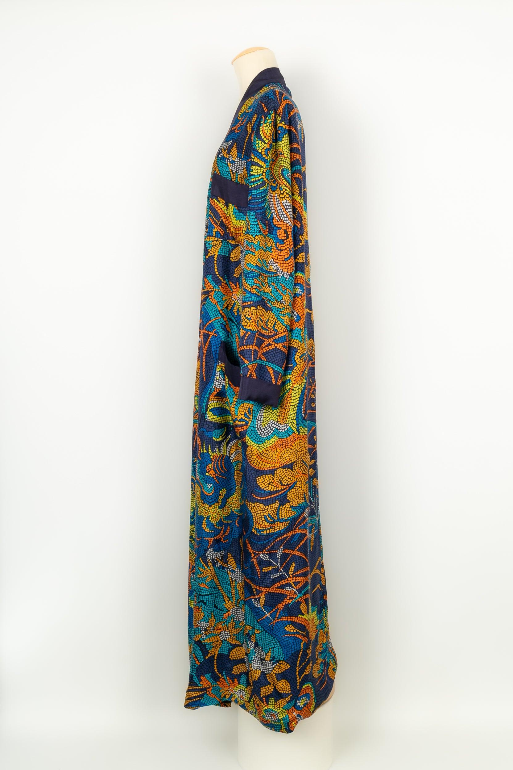 Valentino - Long kimono in silk printed with mosaic. Navy blue silk lining. Indicated size 48IT, it can fit a 40FR.

Additional information:
Condition: Very good condition
Dimensions: Shoulder width: 47 cm - Sleeve length: 65 cm - Length: 160