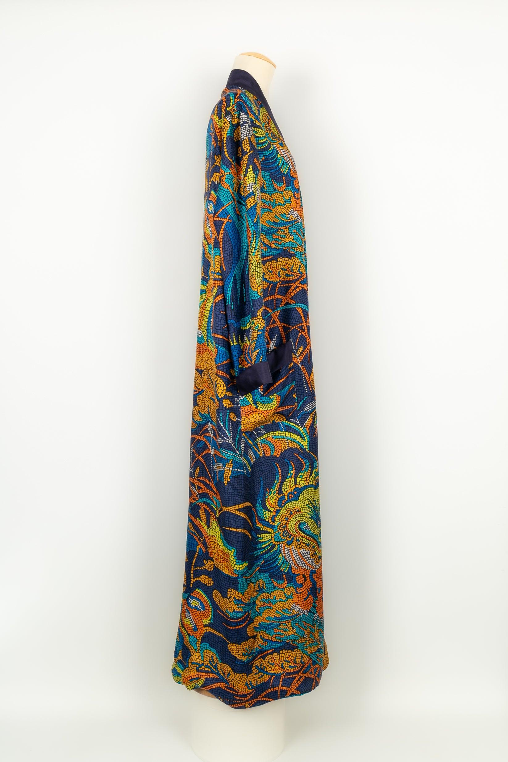 Valentino Uomo Long Kimono in silk printed with mosaic In Excellent Condition For Sale In SAINT-OUEN-SUR-SEINE, FR