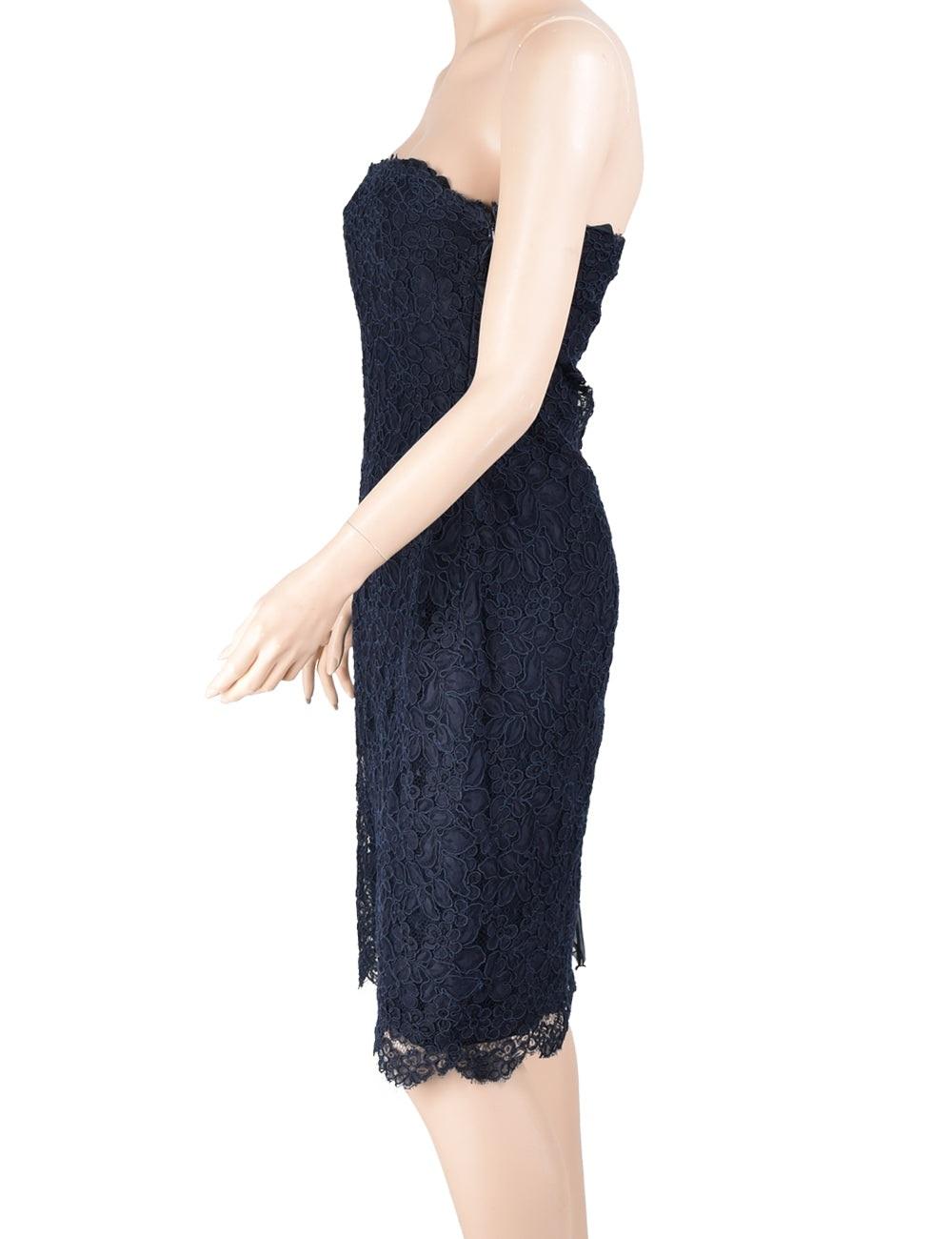 Valentino US 8 Navy Lace Midi Dress In Good Condition For Sale In Amman, JO