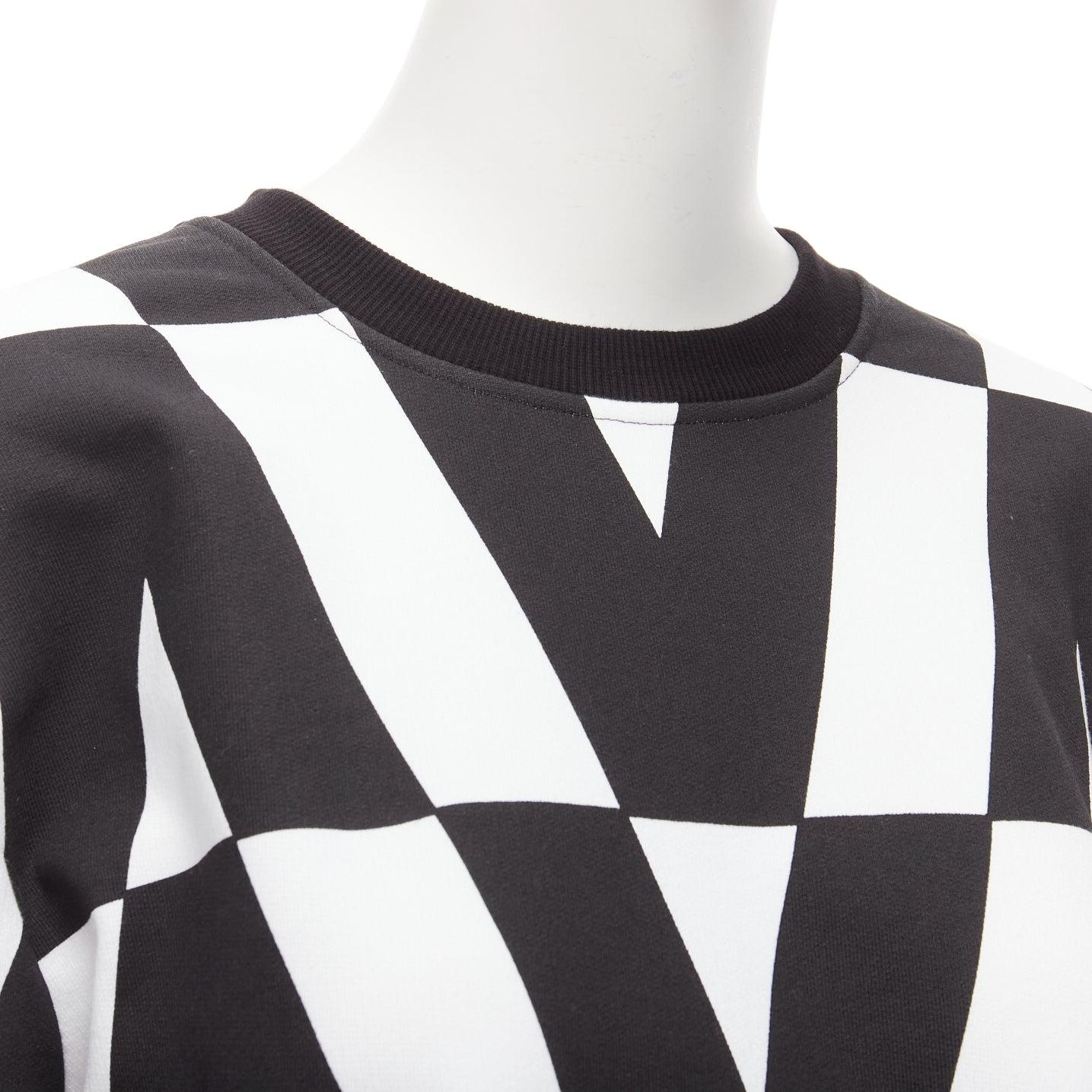 VALENTINO V LOGO black white optic graphic crew neck cropped sweater XS
Référence : AAWC/A01108
Marque : Valentino
Designer : Pier Paolo Piccioli
Matériau : Coton
Couleur : Noir, Whiting
Modèle : Logomania
Fermeture : Pull-over
Détails
