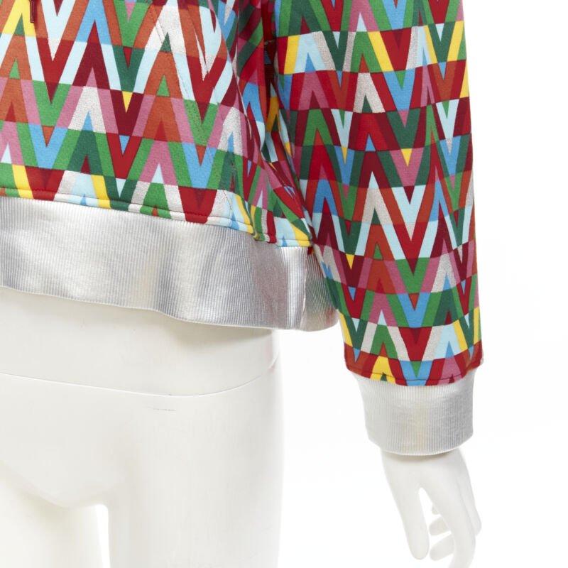 VALENTINO V Optical graphic logo silver foil oversized cropped cotton hoodie S
Reference: AAWC/A00259
Brand: Valentino
Designer: Pier Paolo Piccioli
Collection: V Optical
Material: Cotton
Color: Multicolour
Pattern: Graphic
Closure: Drawstring
Extra