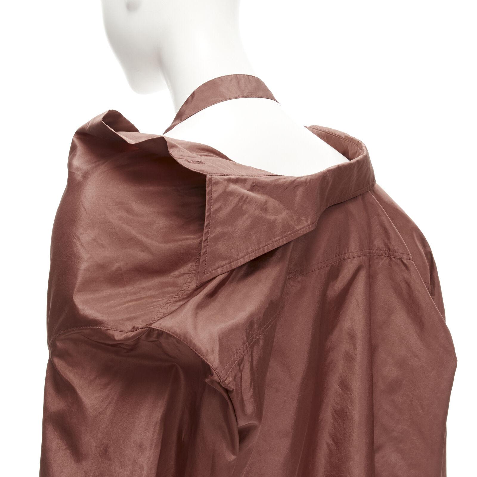 VALENTINO 2022 Runway brown silk taffeta wide collar neck tie shirt IT38 XS
Reference: AAWC/A00265
Brand: Valentino
Designer: Pier Paolo Piccioli
Collection: 2022 - Runway
Material: 100% Silk
Color: Brown
Pattern: Solid
Closure: Button
Made in: