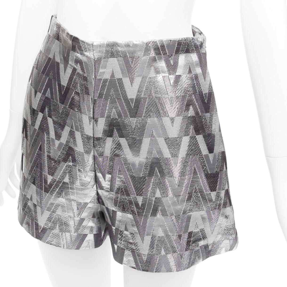 VALENTINO V Optical metallic silver graphic jacquard highwa stied shorts IT38 XS
Reference: AAWC/A00574
Brand: Valentino
Designer: Pier Paolo Piccioli
Collection: V Optical
Material: Viscose, Blend
Color: Silver
Pattern: Graphic
Closure: Zip
Lining: