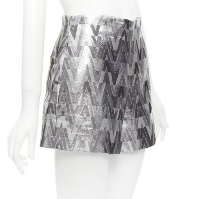 Silver VALENTINO V Optical metallic silver graphic jacquard highwa stied shorts IT38 XS For Sale