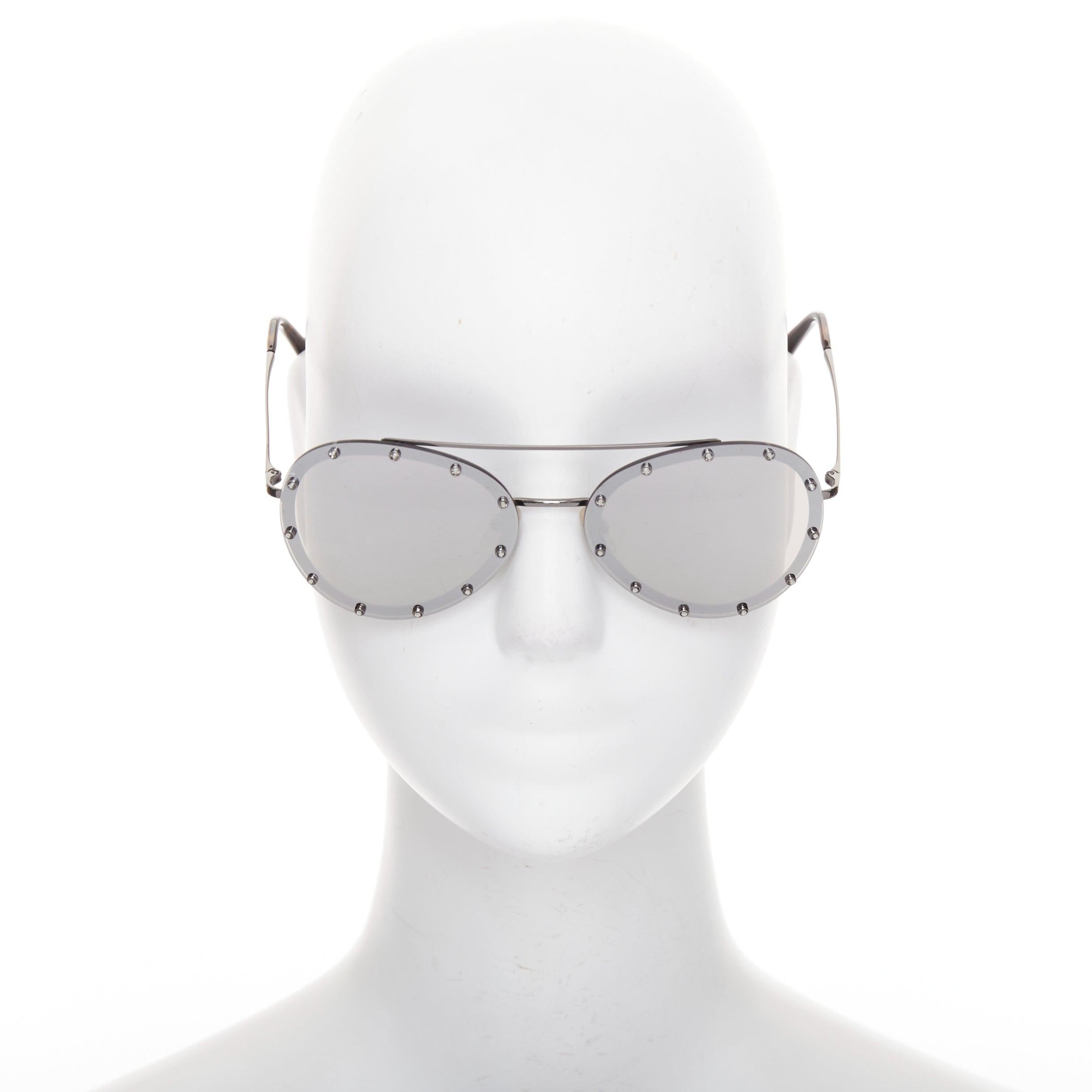 VALENTINO VA2013 58cm crystal stud mirror silver pilot aviator sunglasses
Reference: AAWC/A01599
Brand: Valentino
Collection: VA2013
Material: Metal
Color: Silver
Pattern: Solid
Closure: Slip On
Extra Details: Add a touch of sparkle to your everyday
