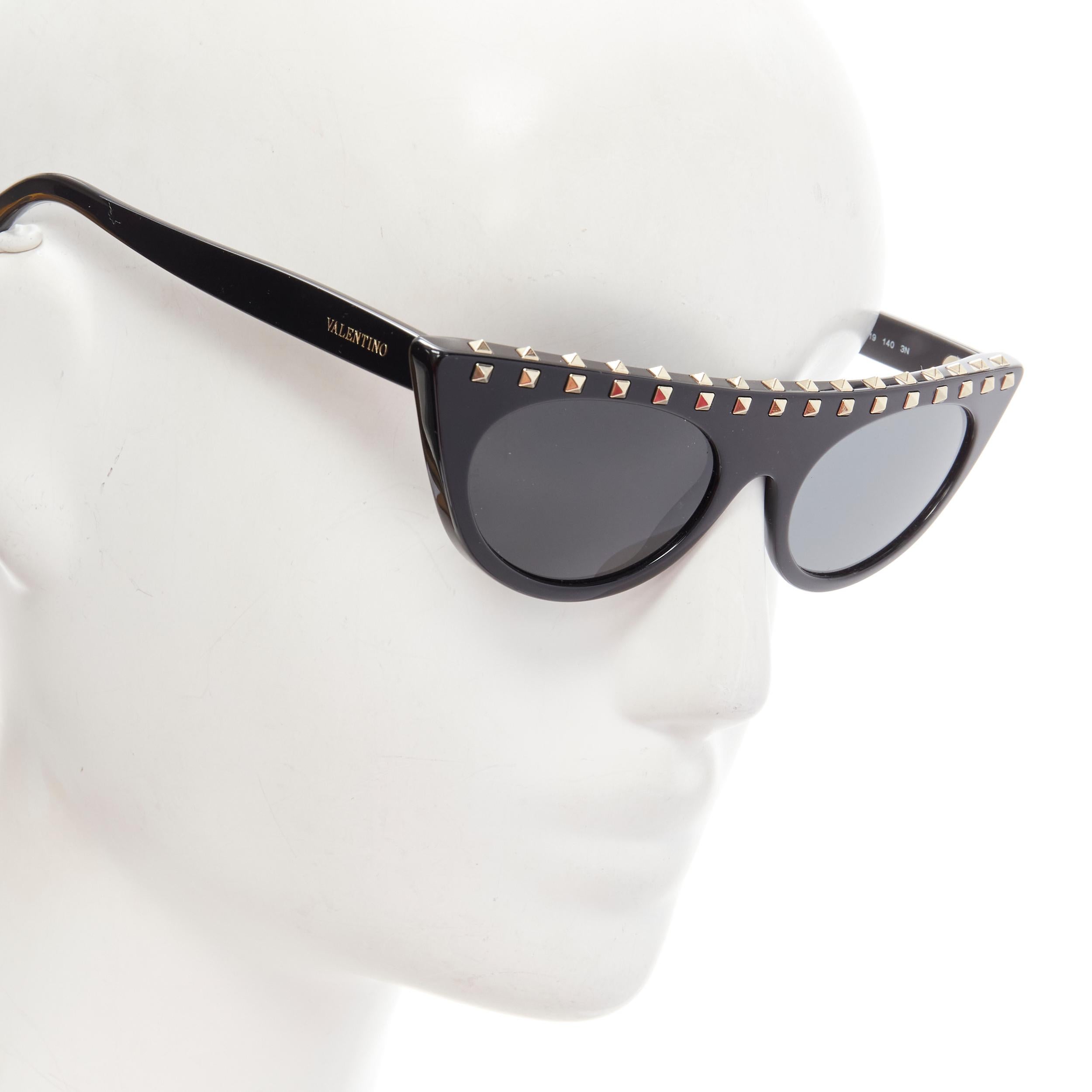 VALENTINO VA4018 Rockstud black gold studded cateye sunglasses 
Reference: ANWU/A00089 
Brand: Valentino 
Collection: Rockstud 
Material: Acetate 
Color: Black 
Pattern: Solid 
Made in: Italy 


CONDITION: 
Condition: Excellent, this item was