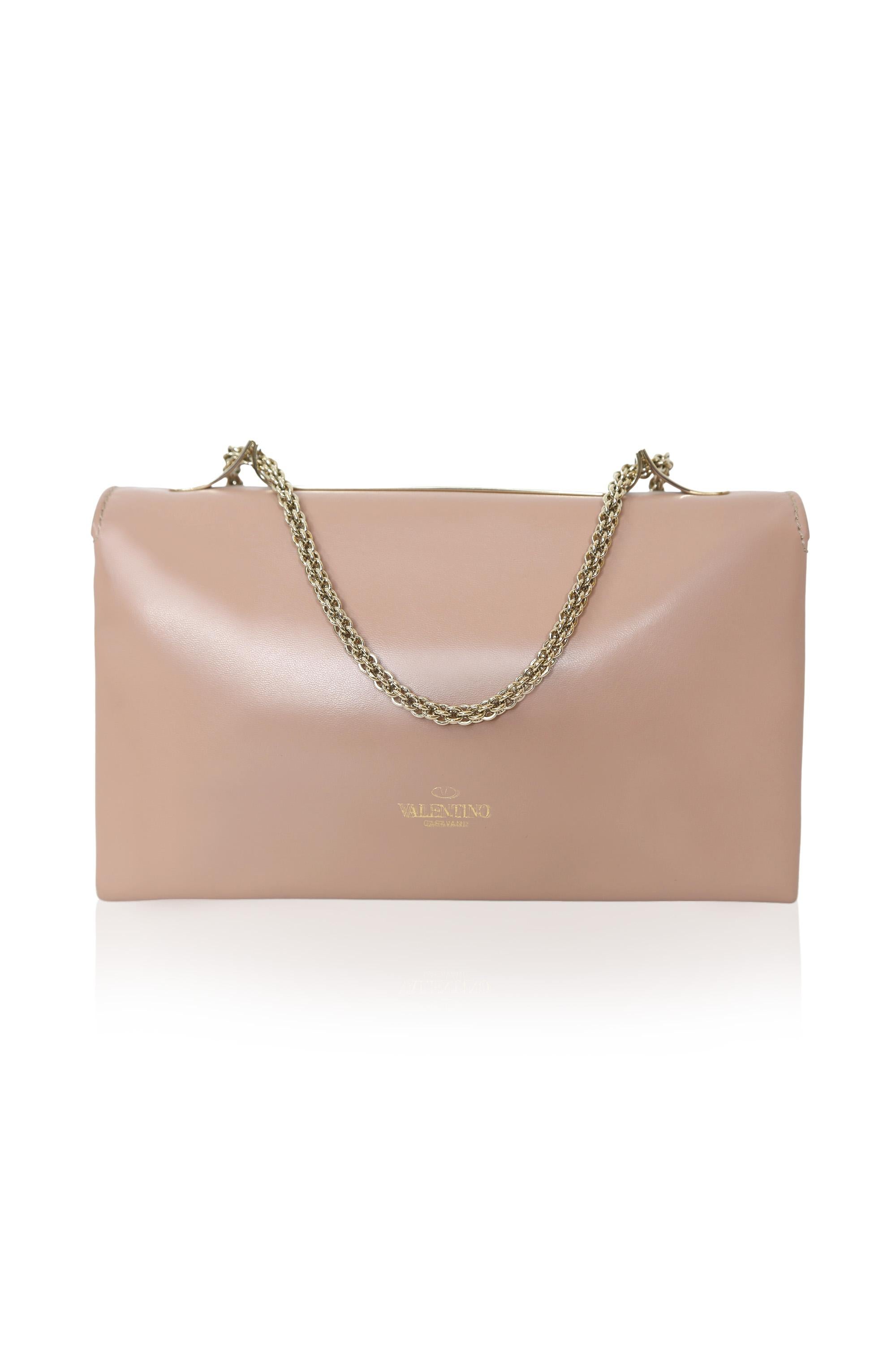 The Valentino Vavavoom Crossbody Bag is a stylish and versatile accessory for any outfit. Its high-quality construction and stunning design make it a must-have for fashion-forward individuals. There are some small scratches on the opening front.