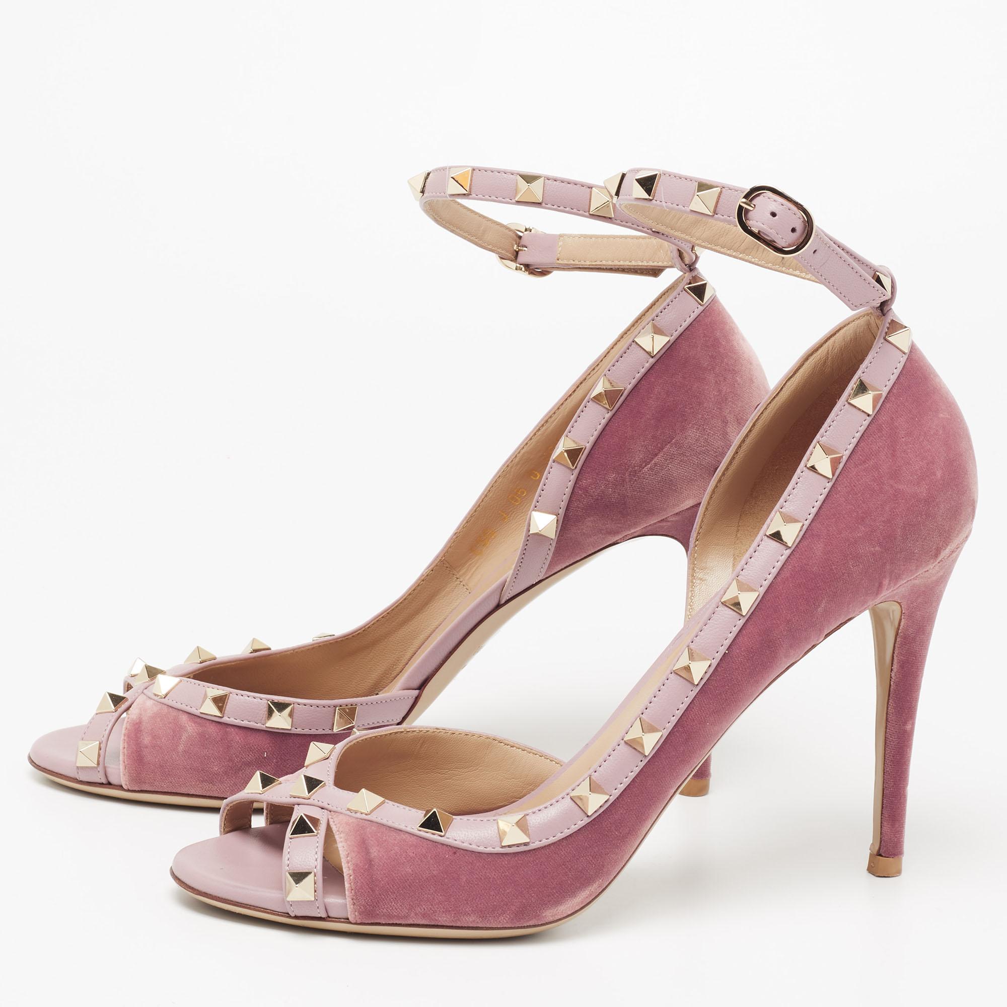Pink pumps like these ones are on every girl's wishlist! Well, look no further. Valentino brings you these pumps that are created from two-tone velvet and leather, enriched with Rockstud accents, and provided with a buckled ankle strap. Gold-tone