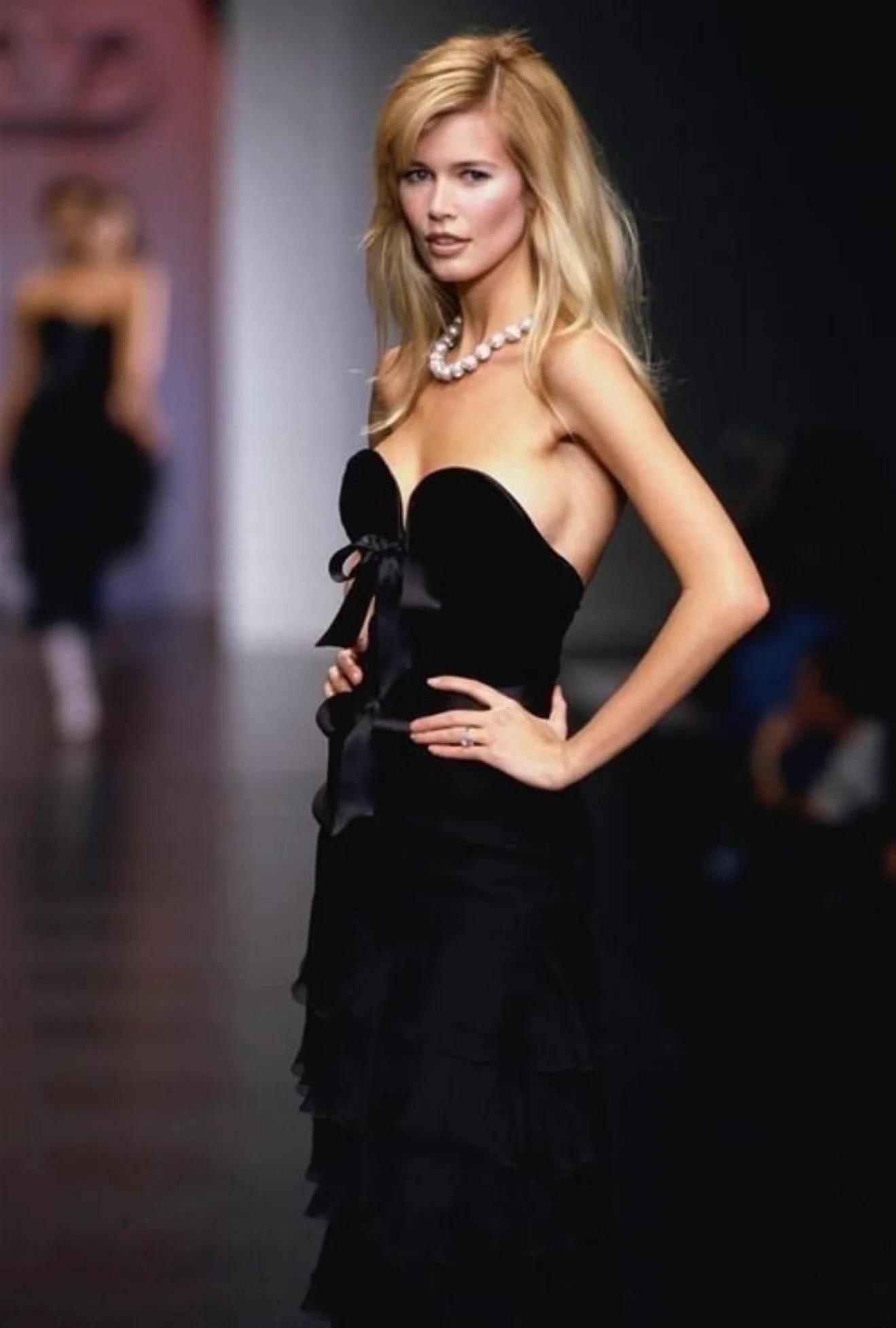 Vestido de noche de terciopelo y seda Valentino, FW 1995 en venta 5