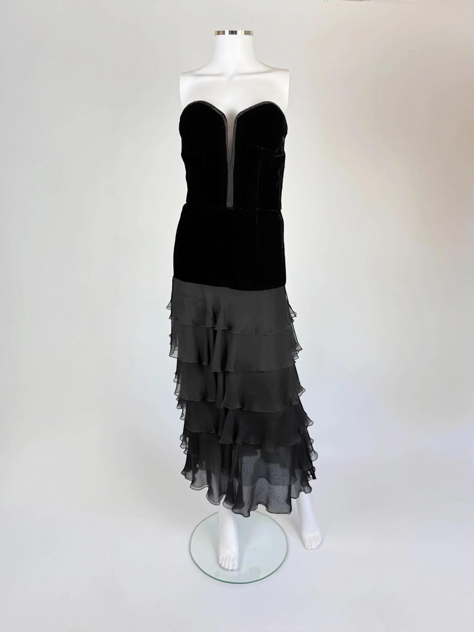 Vestido de noche sin tirantes de terciopelo negro y seda de Valentino, Otoño Invierno 1995
Modelado por Carla Bruni en la pasarela con un lazo en el corpiño y un cinturón en la cintura, detalles que faltan en este vestido.
Claudia Schiffer también