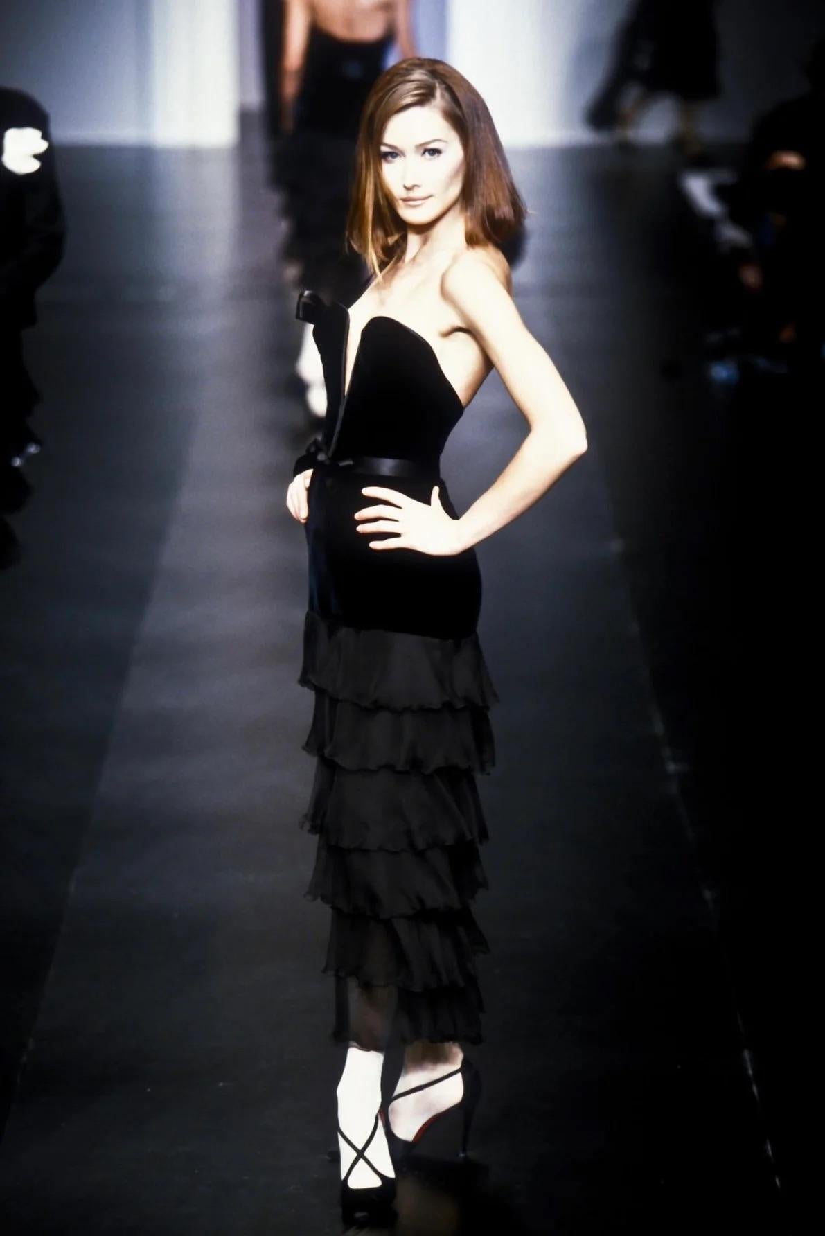 Vestido de noche de terciopelo y seda Valentino, FW 1995 Negro en venta