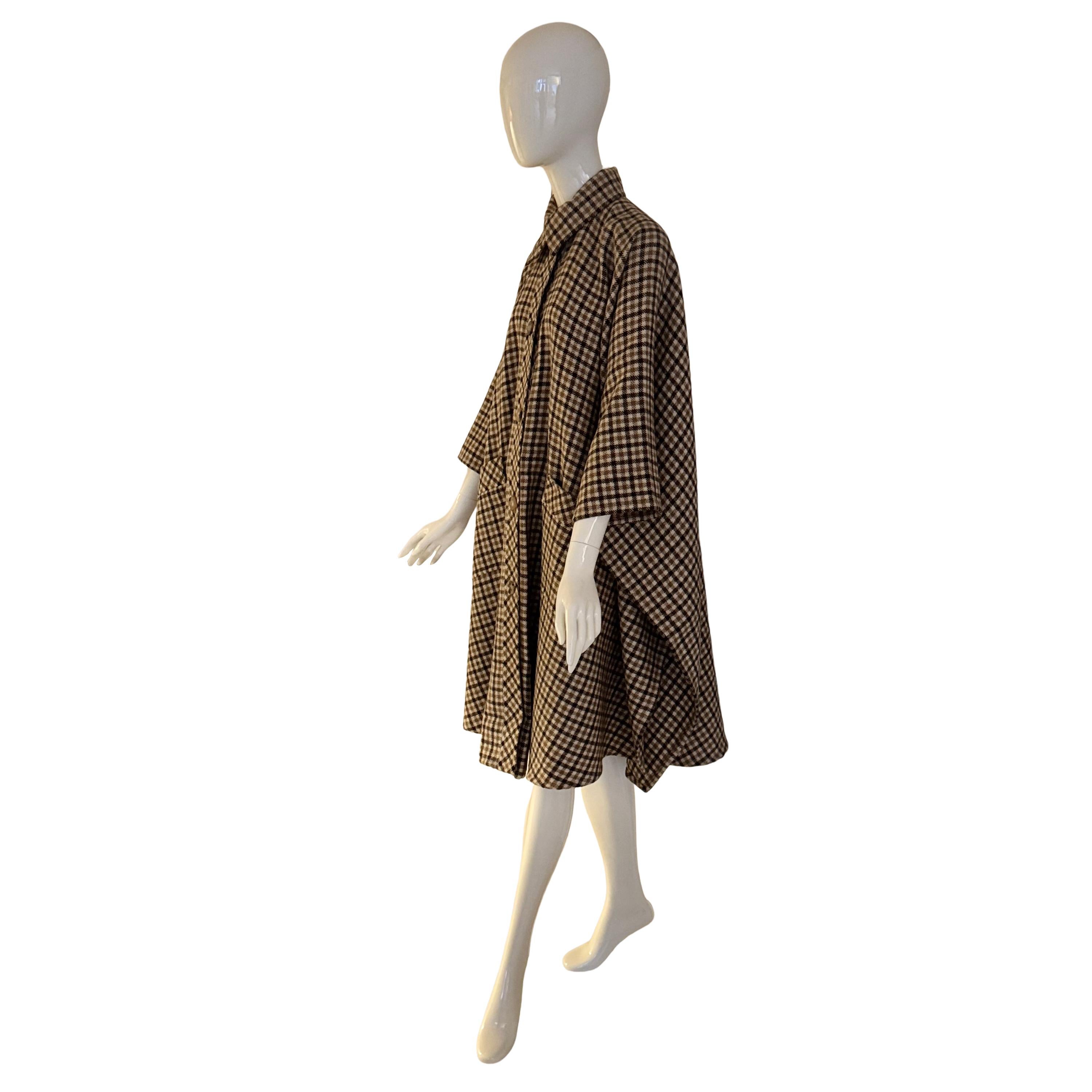 Valentino vintage 1970s Plaid Wool Cape In Excellent Condition In Antwerpen, Vlaams Gewest