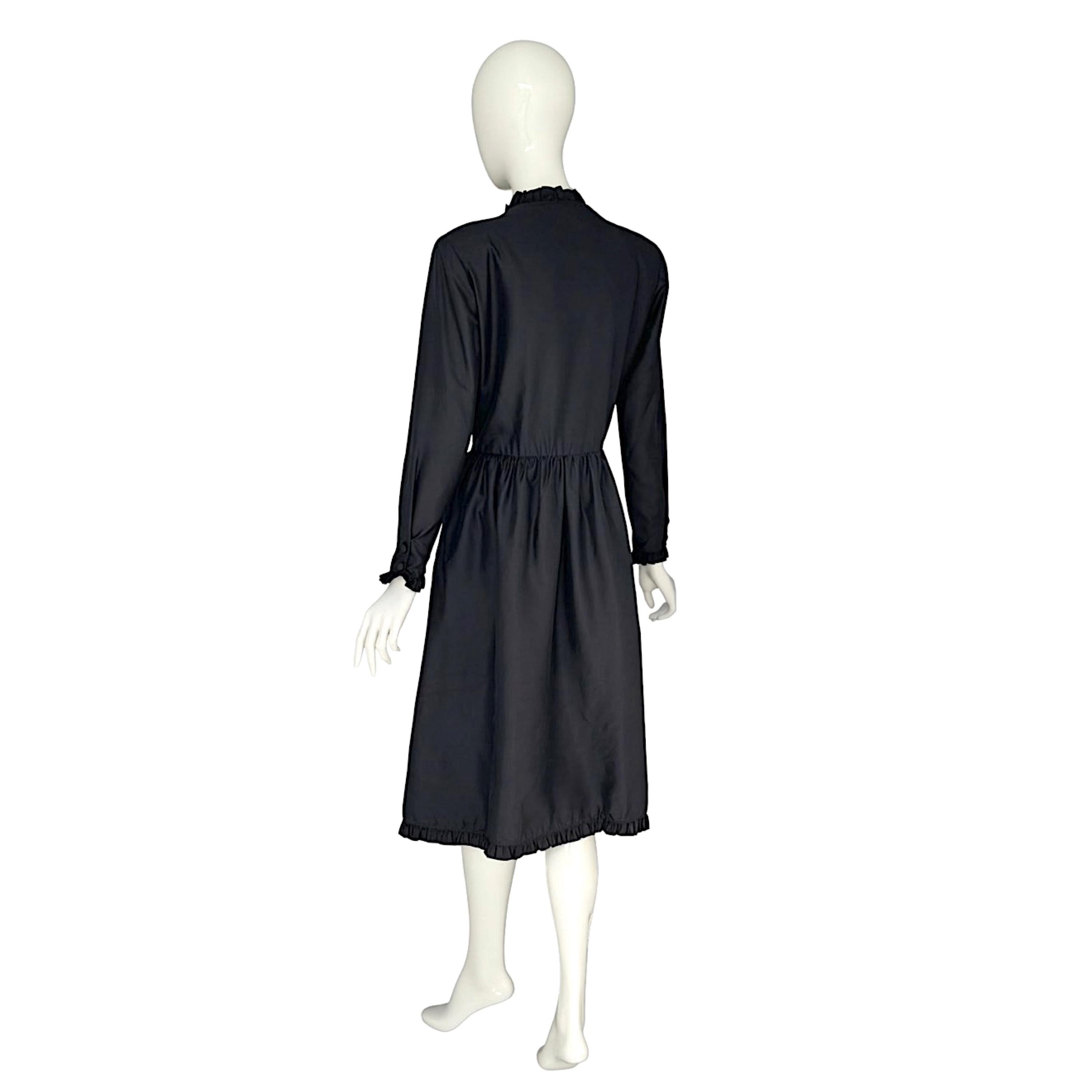 Valentino Vintage 1980s 100% Silk Black Dress With Ruffled Details im Zustand „Hervorragend“ im Angebot in Antwerpen, Vlaams Gewest