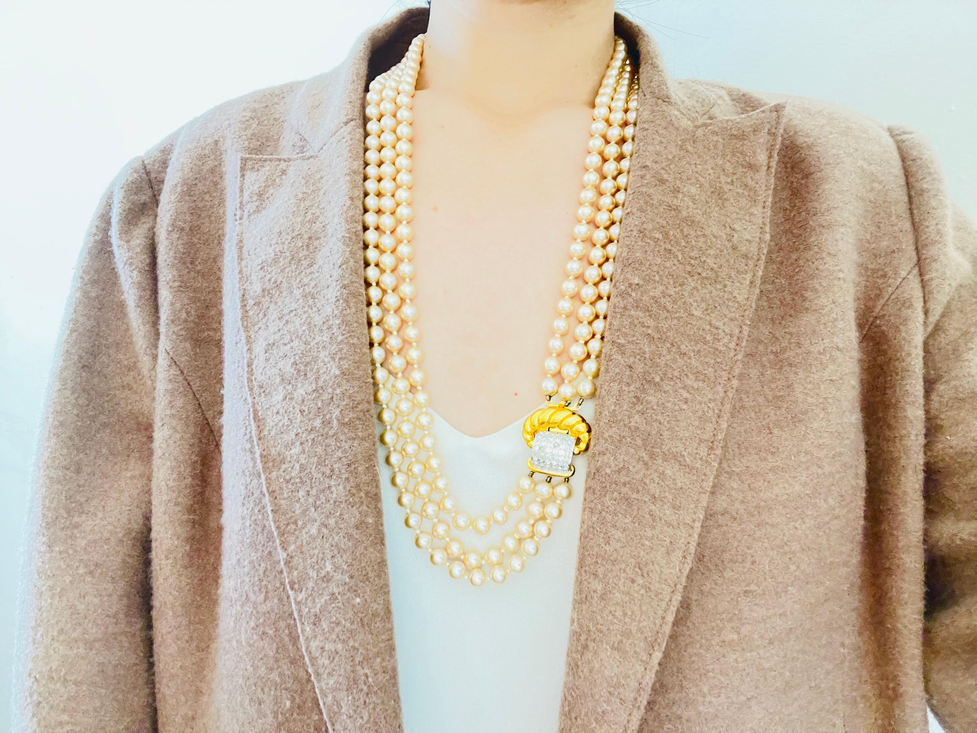 Valentino Vintage 1980s Golden Pearl Trio Strands Crystal Pendant Long Necklace en vente 5