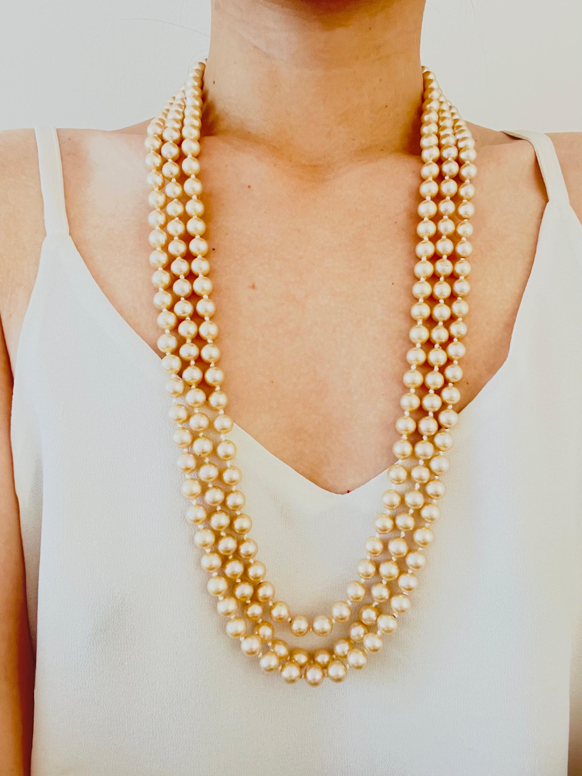 Valentino Vintage 1980s Golden Pearl Trio Strands Crystal Pendant Long Necklace Unisexe en vente