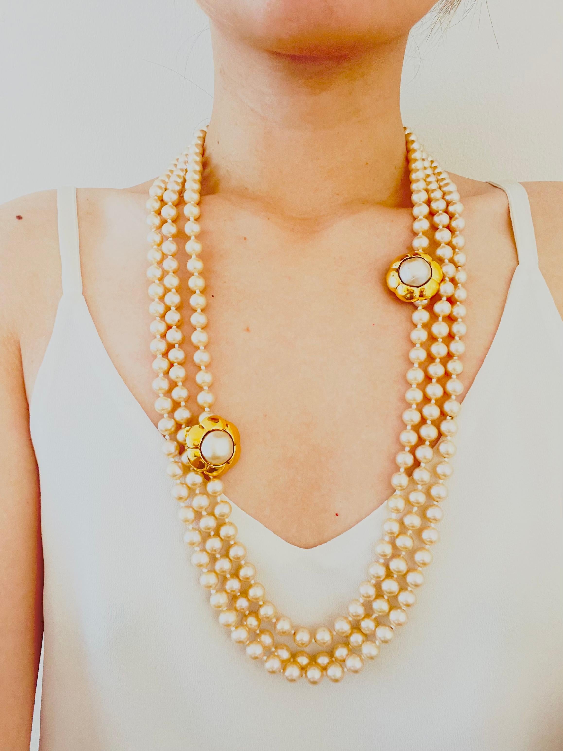 Valentino Vintage 1980s Golden Pearl Trio Strands Crystal Pendant Long Necklace en vente 1