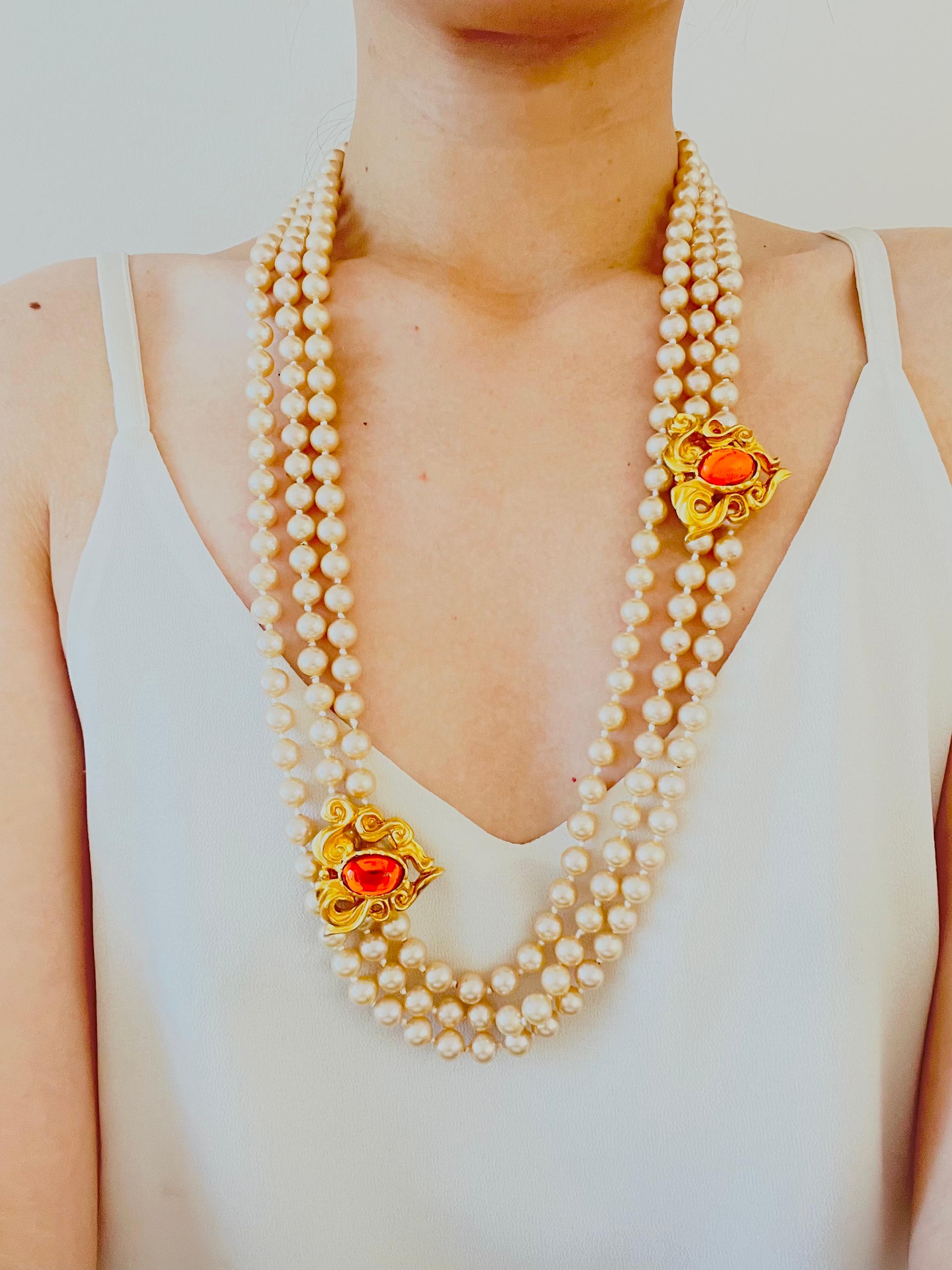 Valentino Vintage 1980s Golden Pearl Trio Strands Crystal Pendant Long Necklace en vente 2
