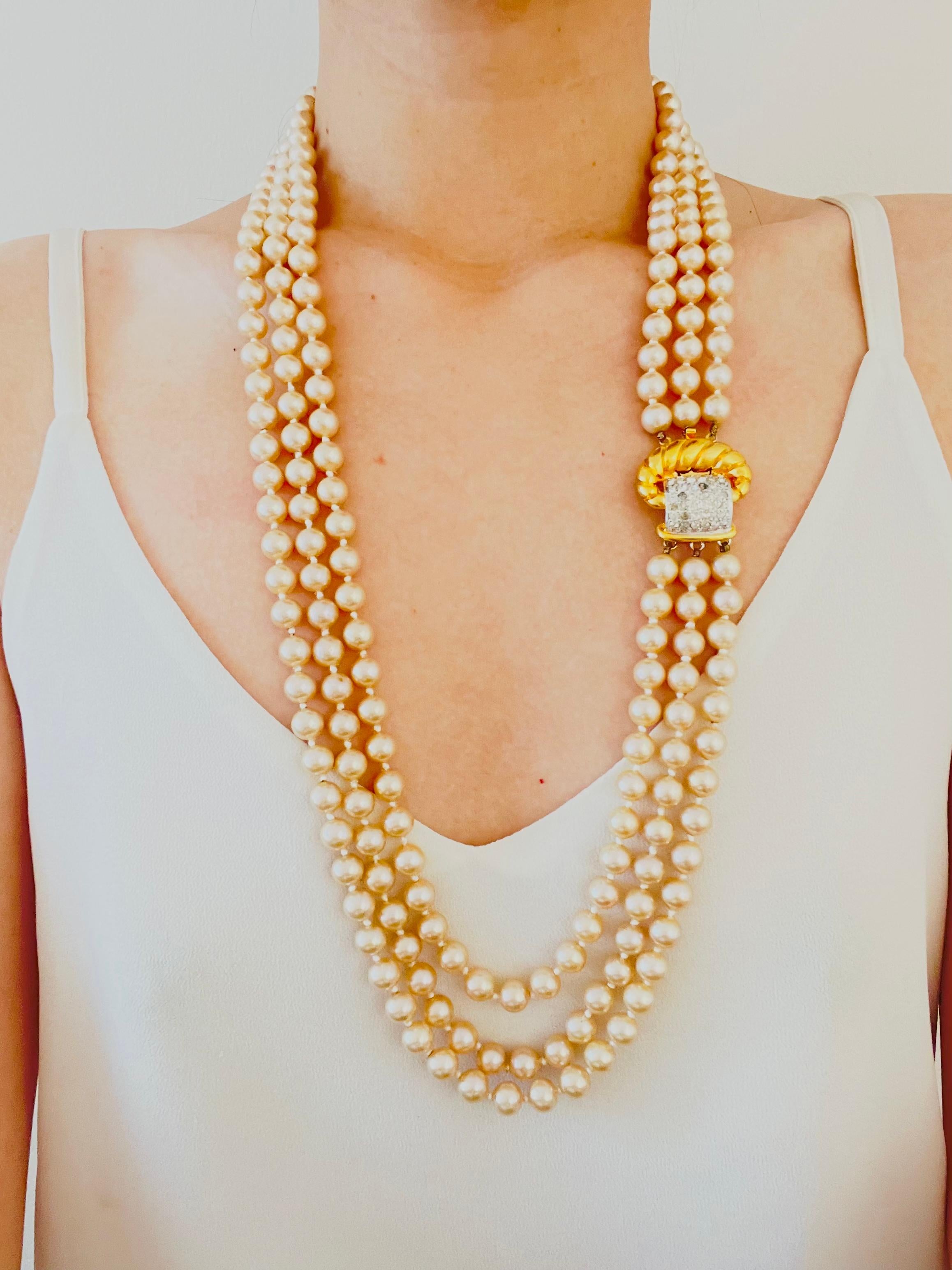 Valentino Vintage 1980s Golden Pearl Trio Strands Crystal Pendant Long Necklace en vente 3