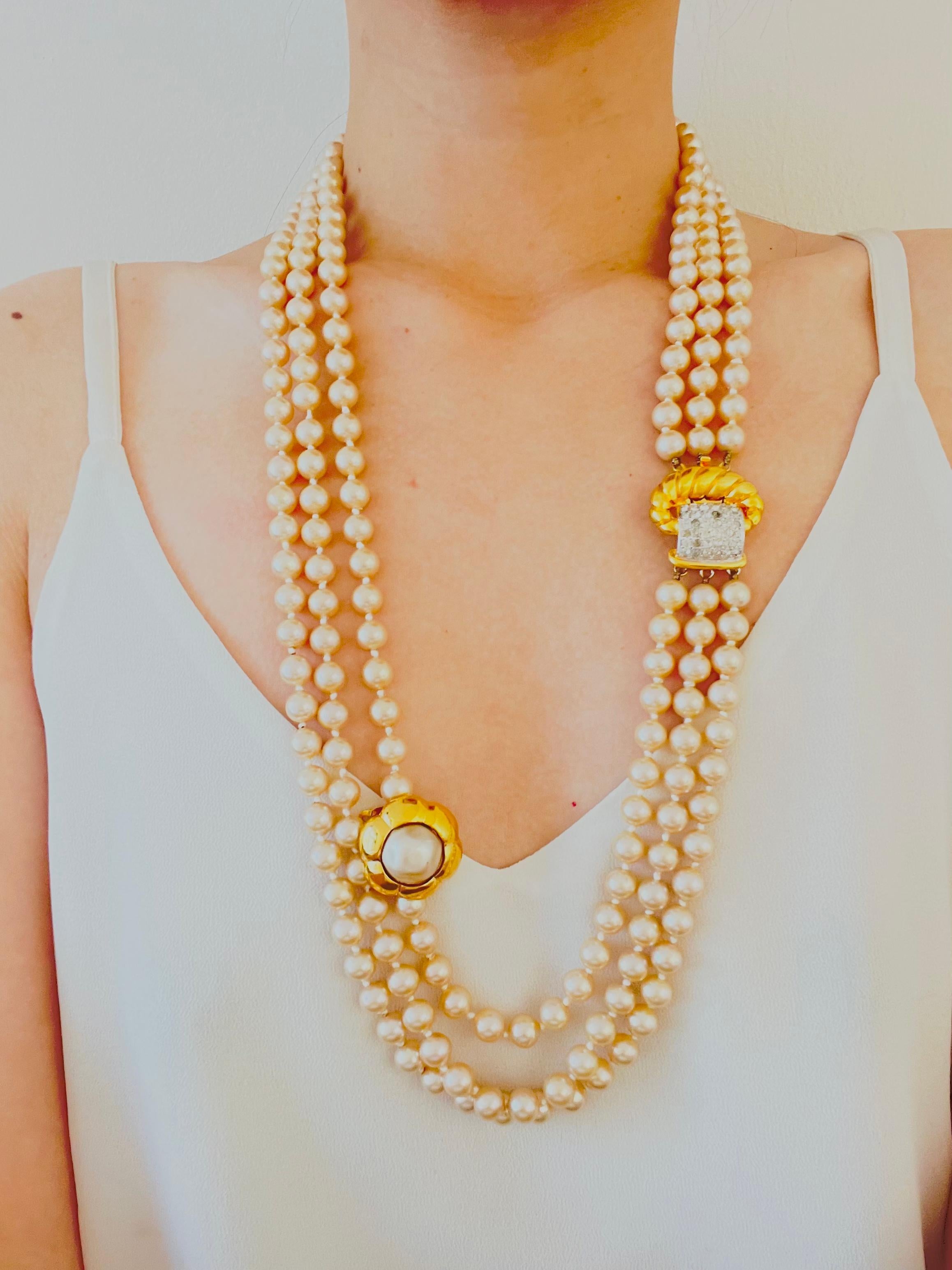 Valentino Vintage 1980s Golden Pearl Trio Strands Crystal Pendant Long Necklace en vente 4