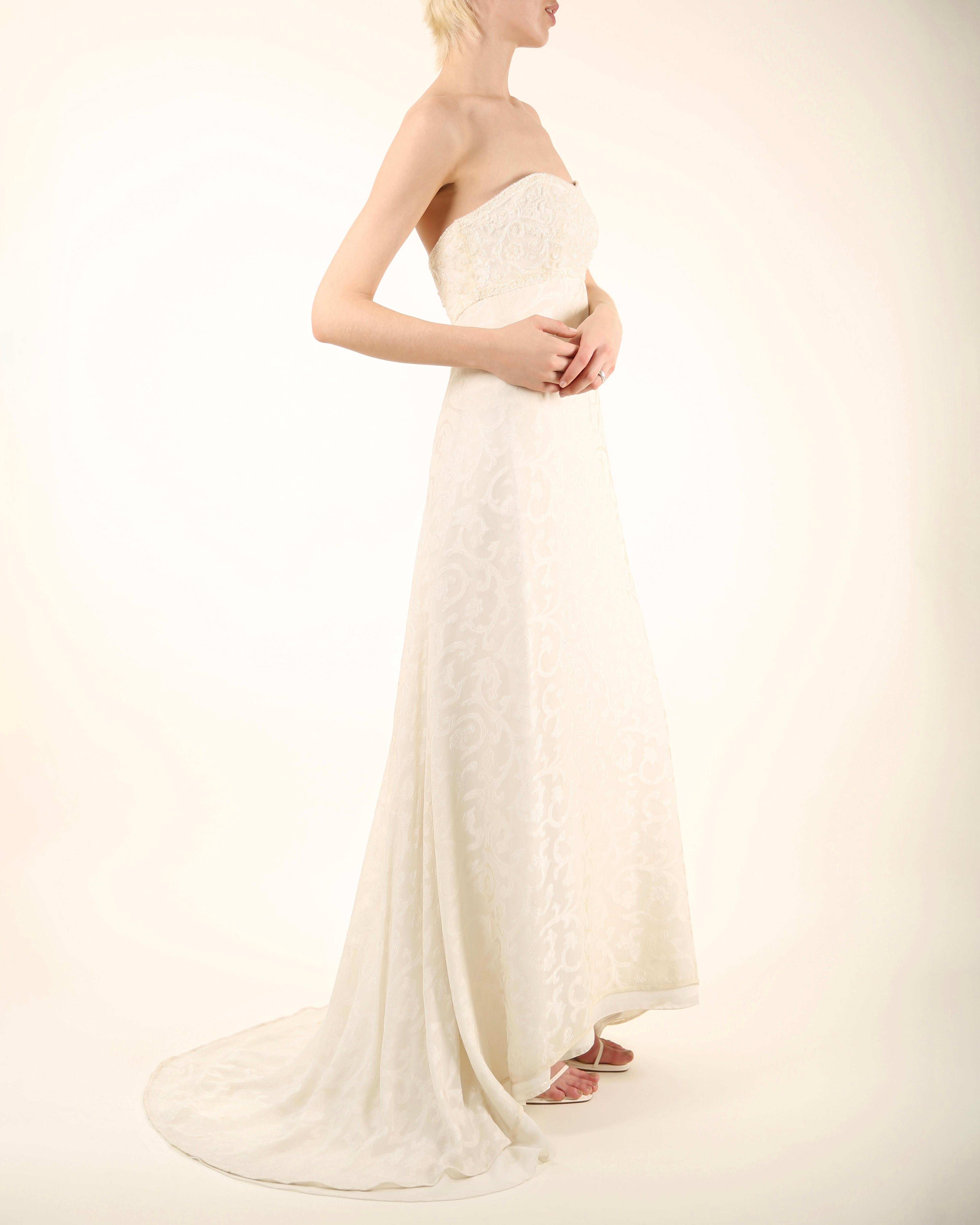 Valentino vintage 1980's strapless beaded floral silk train wedding gown dress In Excellent Condition In Paris, FR