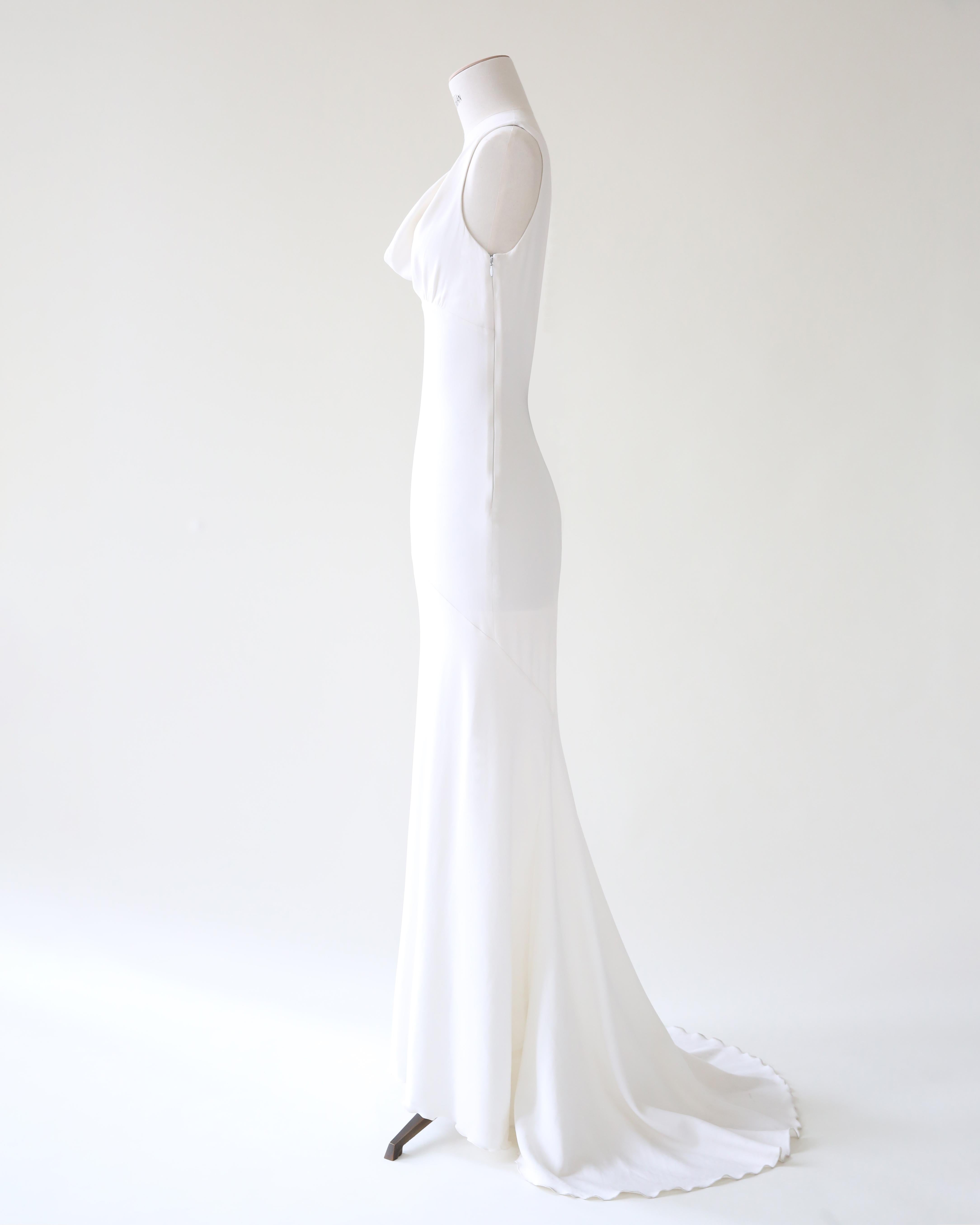 Valentino vintage dos nu blanc ivoire robe de mariée ajustée avec traîne en vente 5