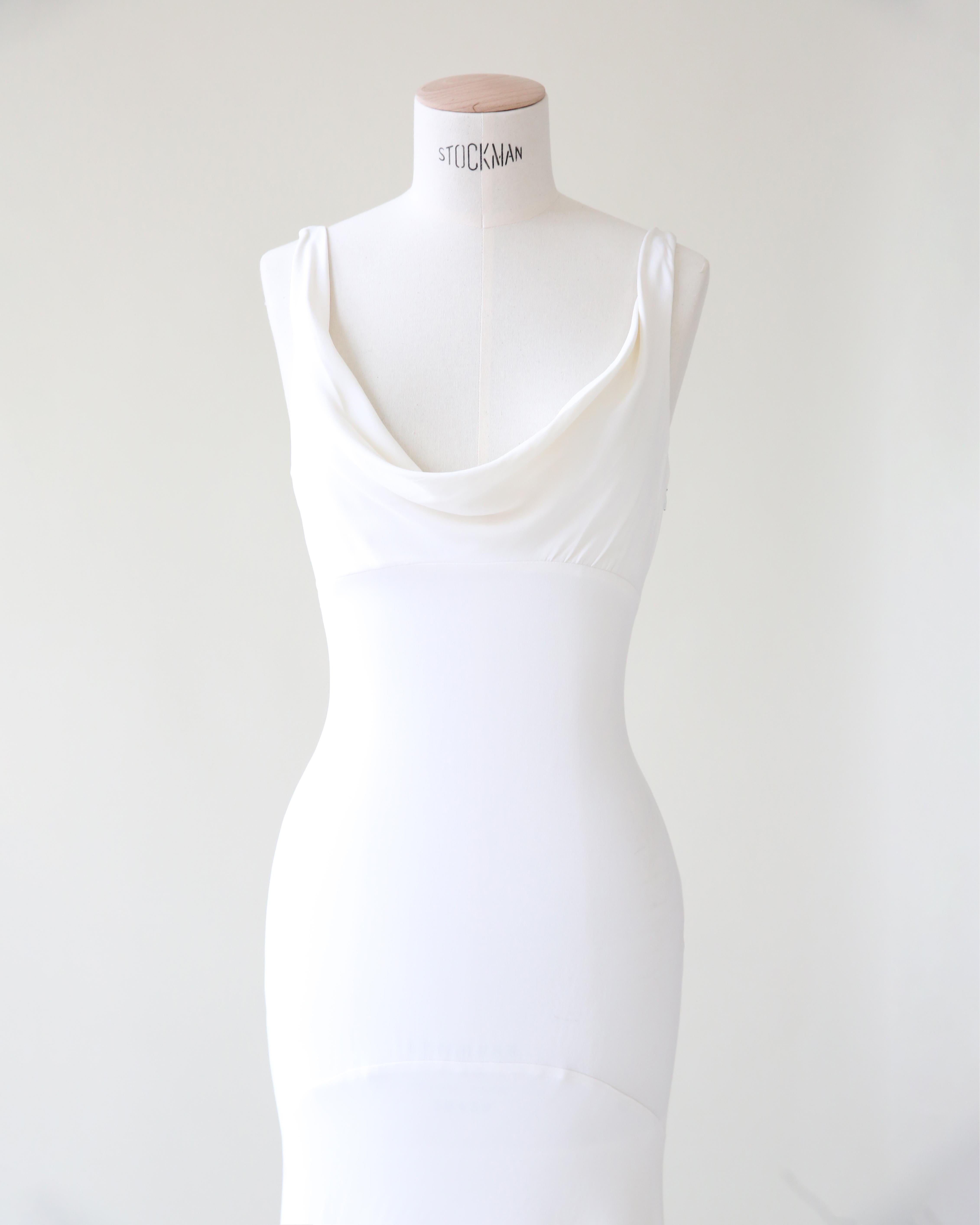 Valentino vintage dos nu blanc ivoire robe de mariée ajustée avec traîne en vente 6