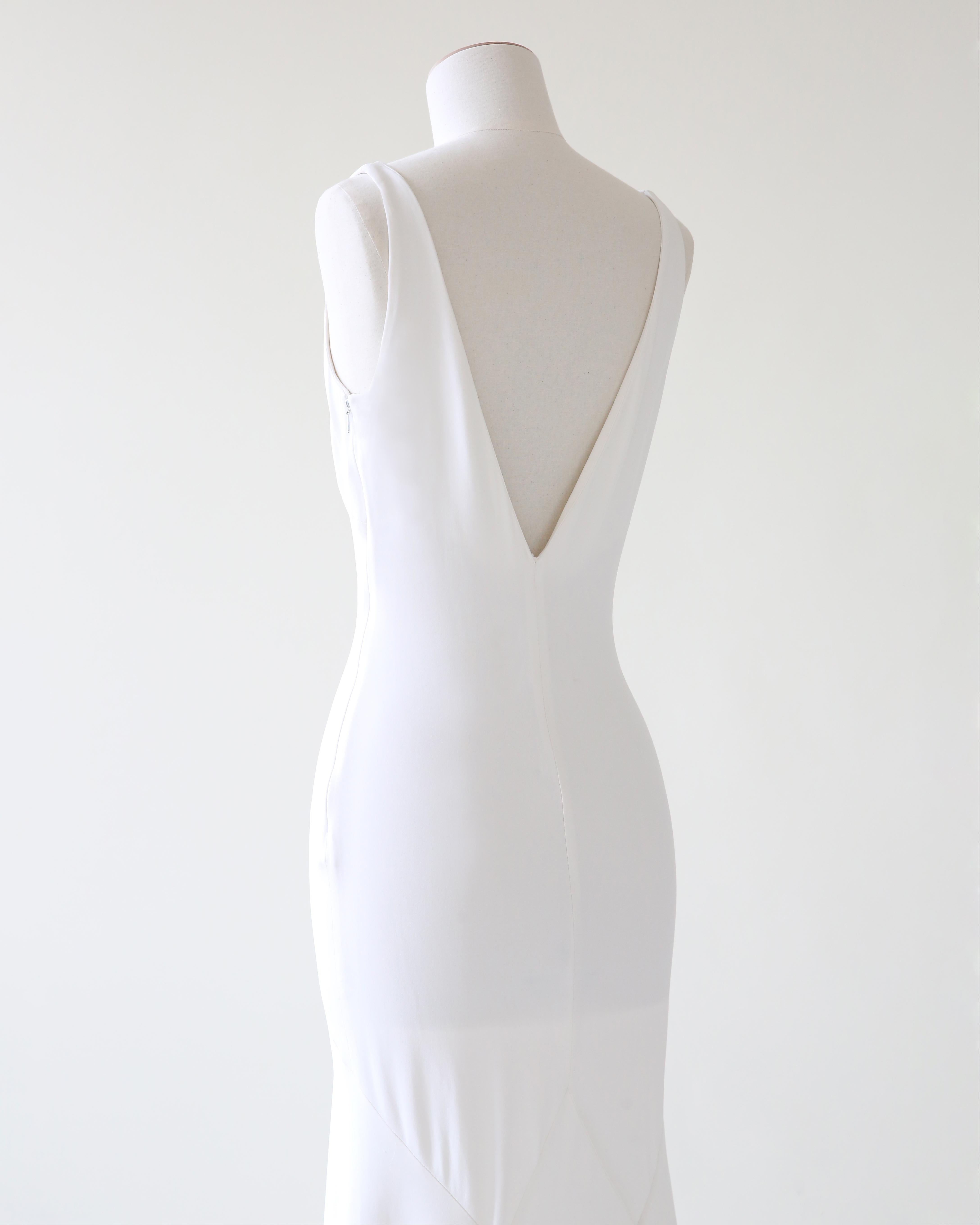 Valentino vintage dos nu blanc ivoire robe de mariée ajustée avec traîne en vente 8