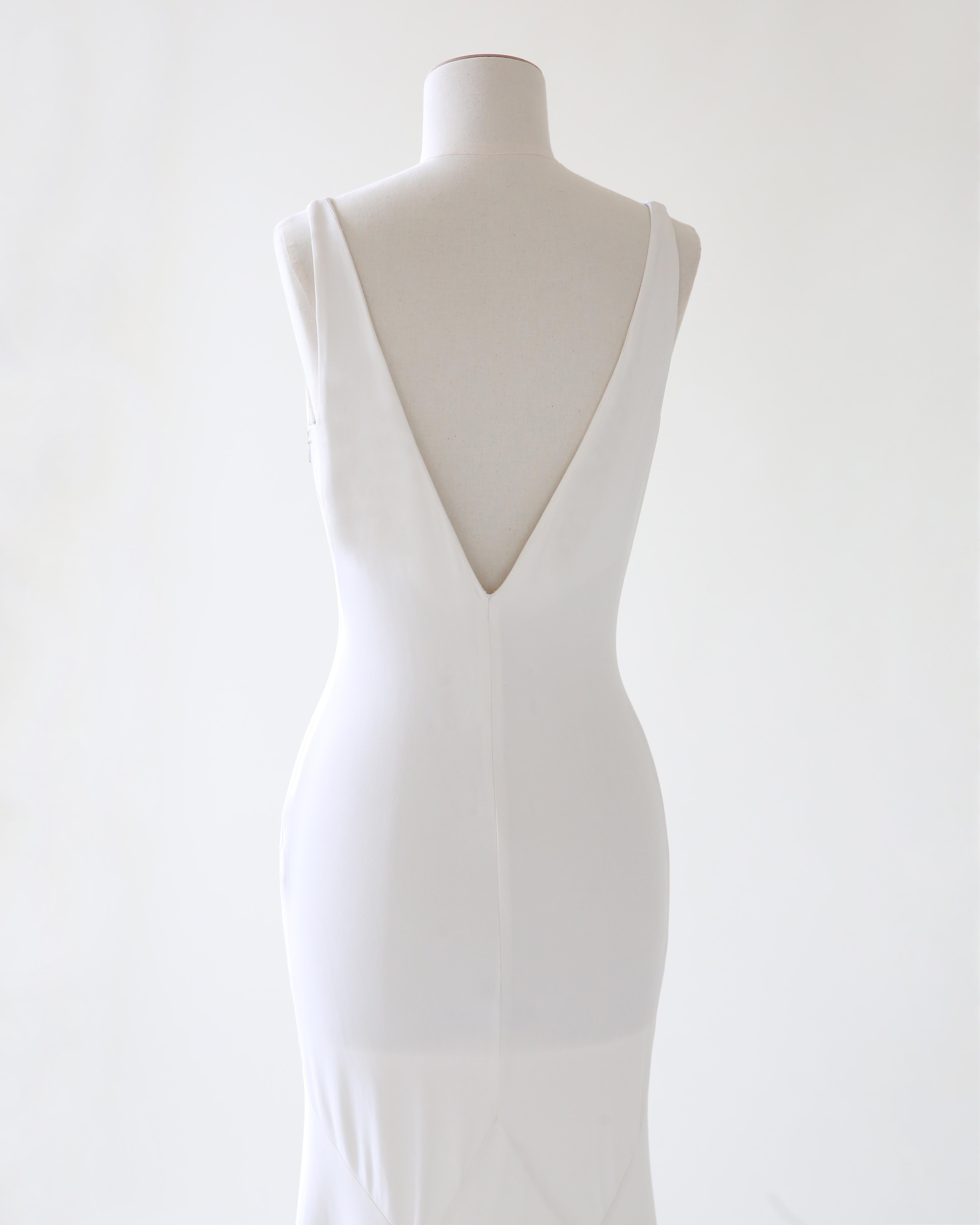 Valentino vintage dos nu blanc ivoire robe de mariée ajustée avec traîne en vente 9