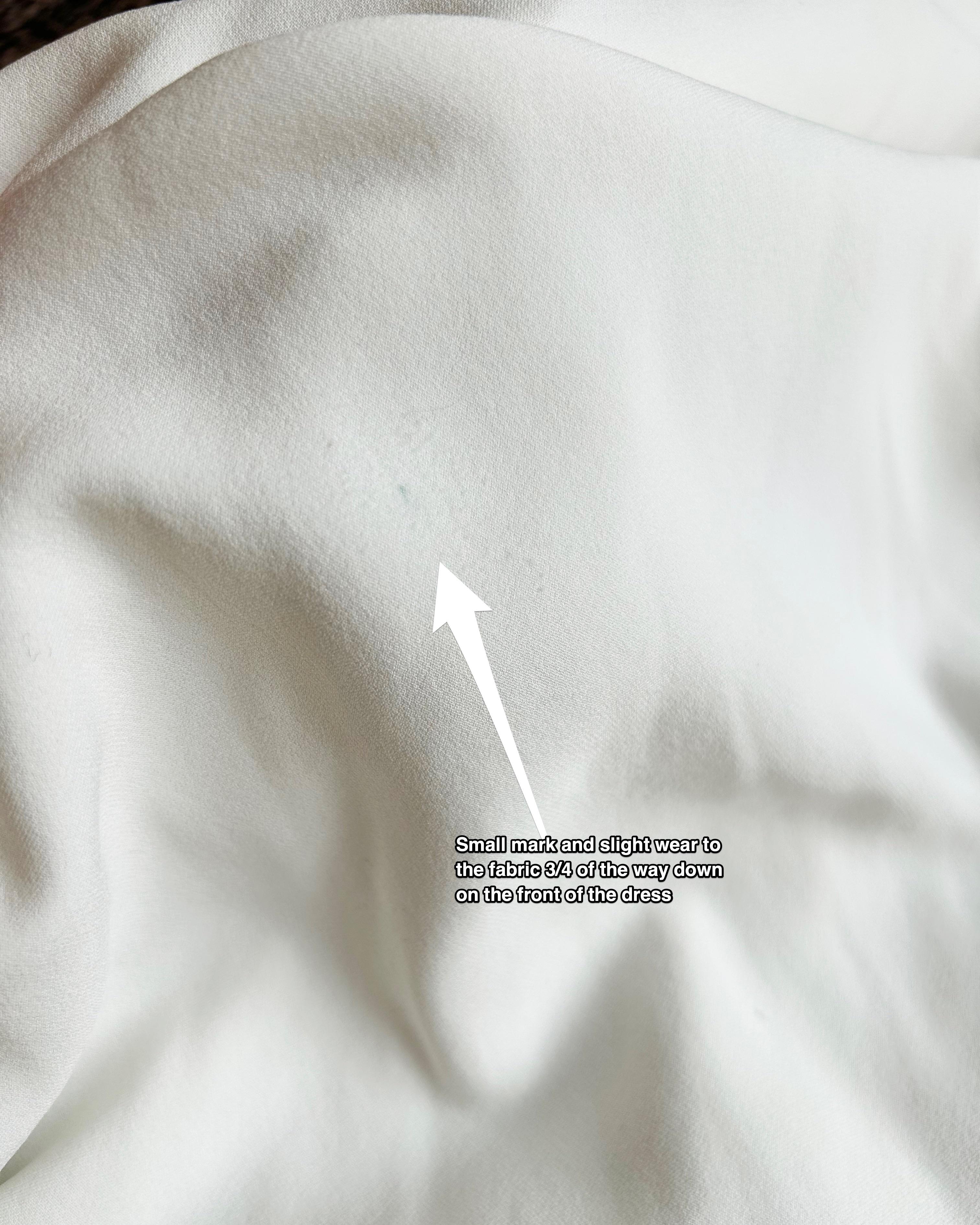 Valentino vintage dos nu blanc ivoire robe de mariée ajustée avec traîne en vente 11